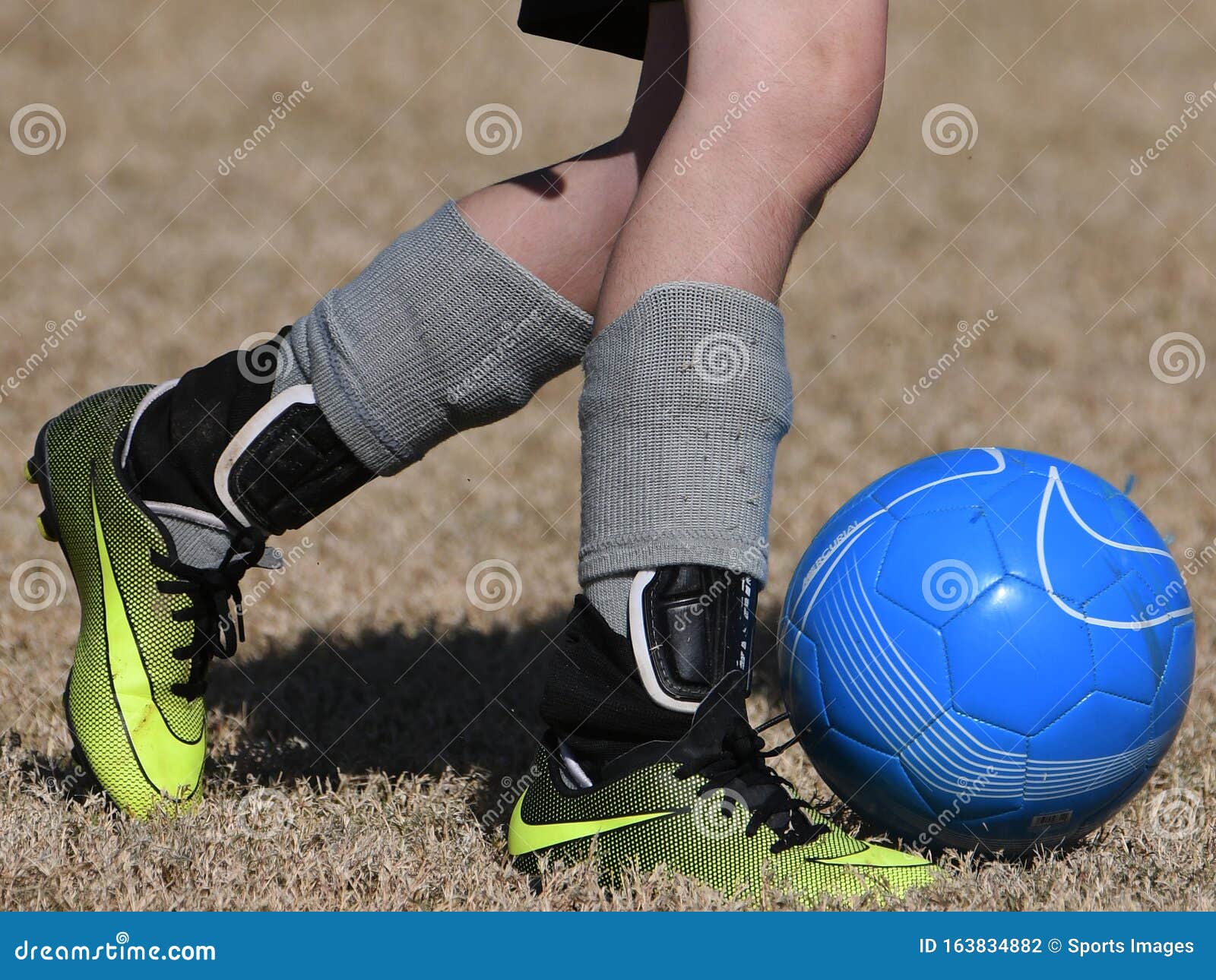 Jungen, Die Fußball Spielen Und Kicken Redaktionelles Stockfotografie