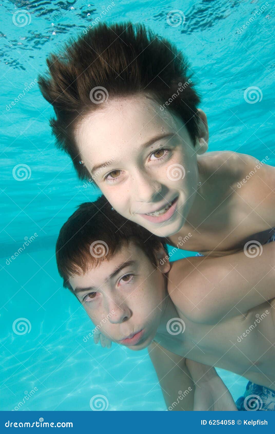 Jungen im Swimmingpool. Brüder haben einen Spaß beim Ringen in einem Swimmingpool und Lächeln für die Kamera.