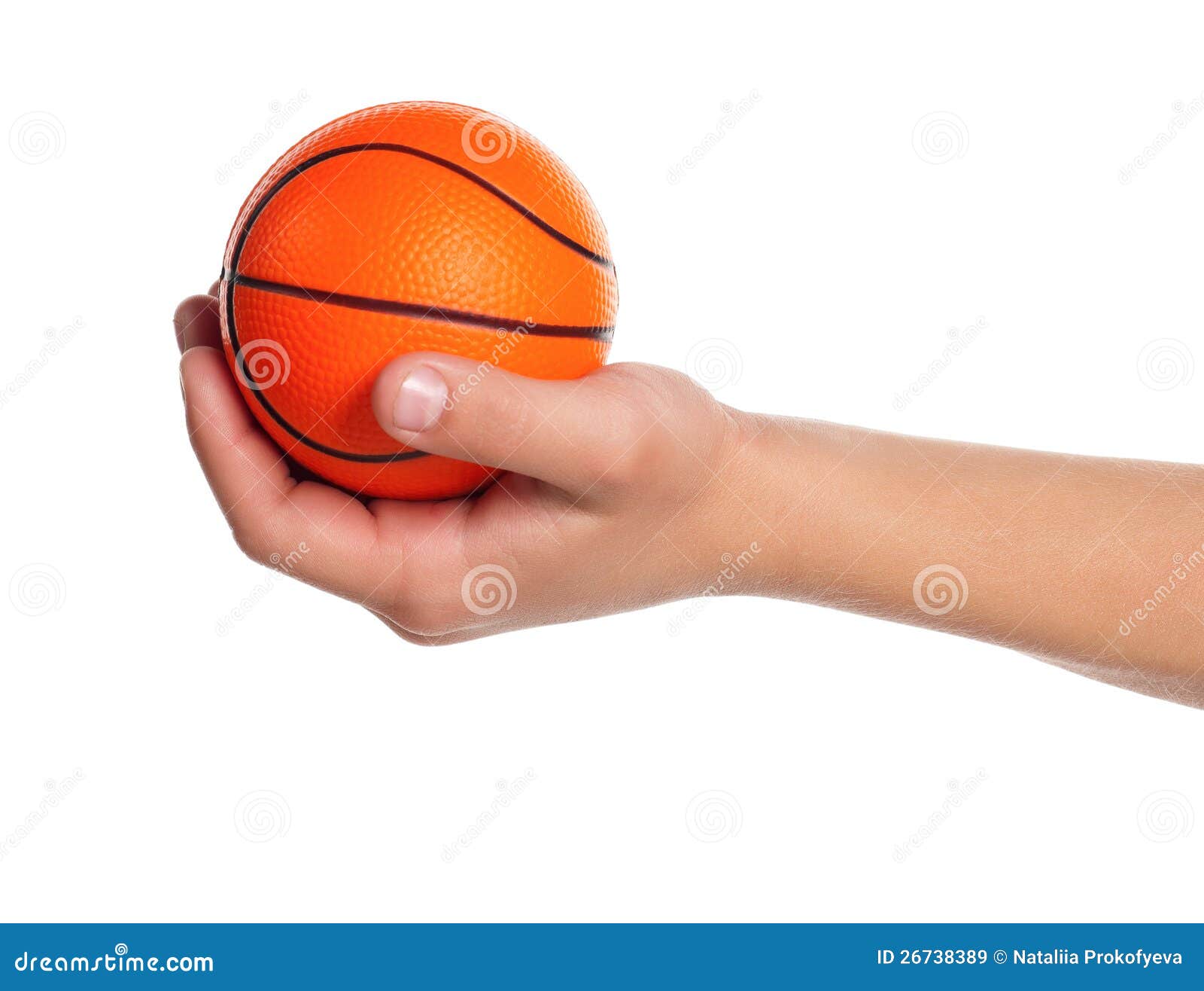 Jungenhand mit kleiner Kugel. Jungenhand mit der kleinen Basketballkugel getrennt auf weißem Hintergrund