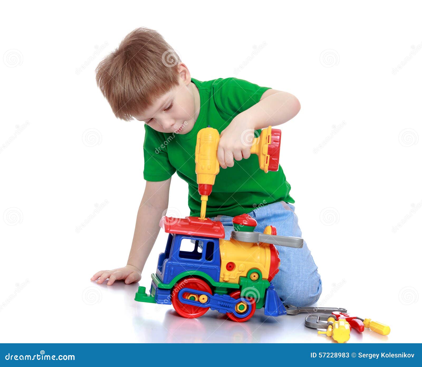 Игрушки сломаны замасленный фартук воспитанный юноша. Машинки для мальчиков. Дети чинят игрушки. Мальчик чинит игрушку. Поломанные игрушки.