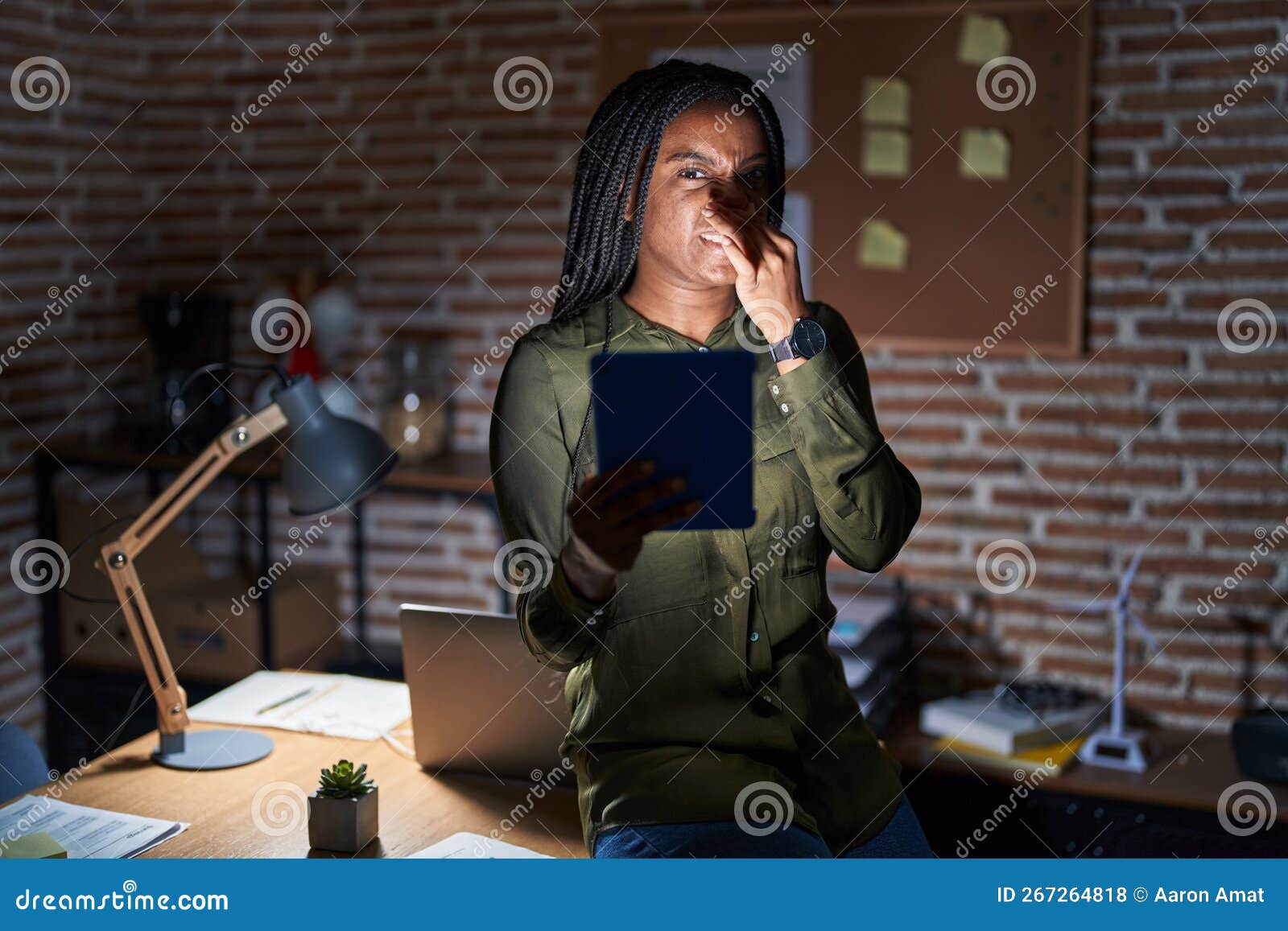 Junger Afrikanischer Amerikaner Mit Nachts Im Büro Arbeitenden Braids ...