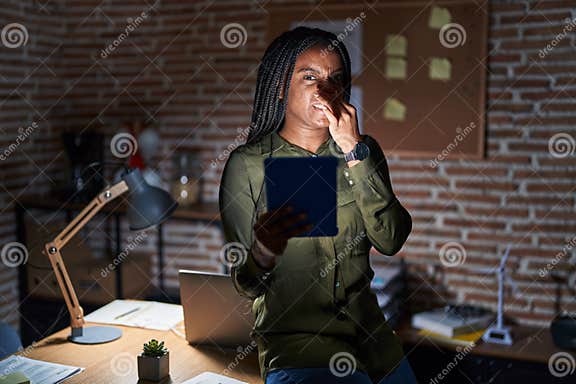 Junger Afrikanischer Amerikaner Mit Nachts Im Büro Arbeitenden Braids ...