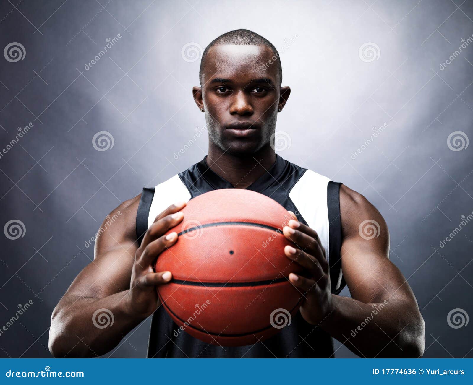 Junger BasketballSpieler, Der Fest Die Kugel Greift Stockfoto Bild