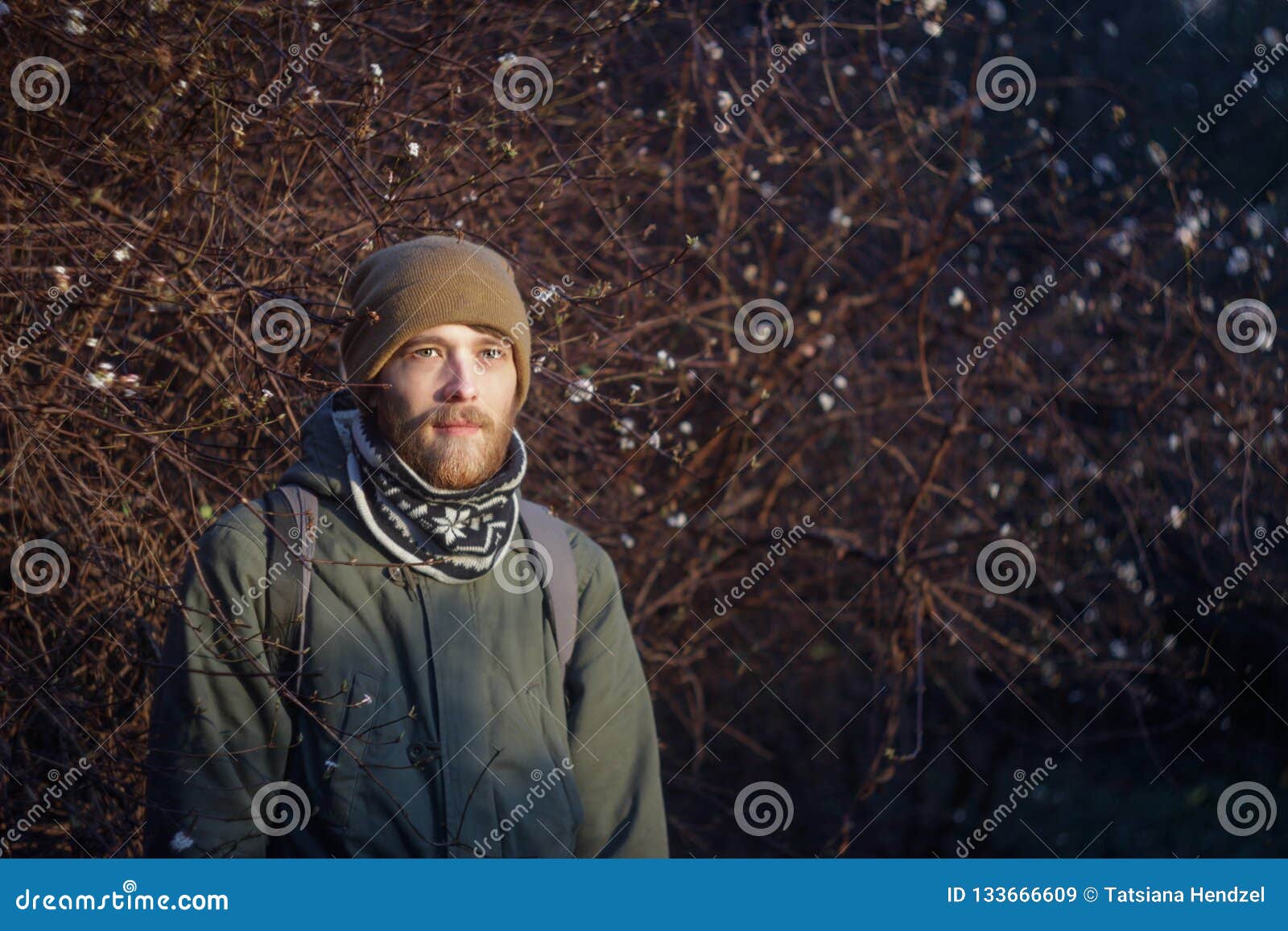 Junger Blonder Weisser Mann Mit Einem Bart Der Einen Schal Einen Hut Und Einen Rucksack Tragt Stockbild Bild Von Mann Tragt