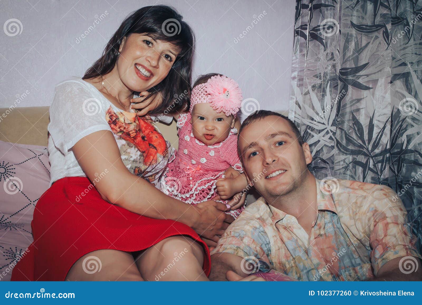 Junger Familienbestehenvater, Mutter und kleine Tochter im Raum zusammen