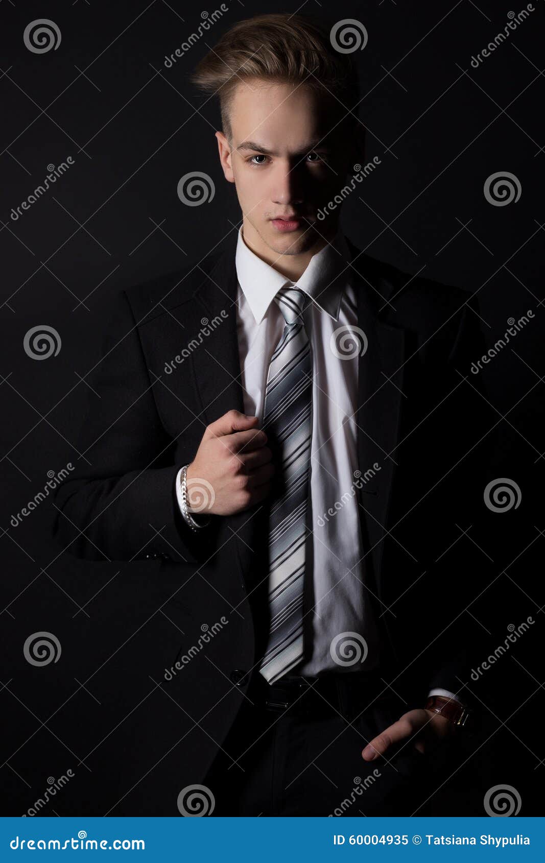 Junger Gutaussehender Mann In Einem Anzug Und In Einem Weissen Hemd Und Bindung In Der Formalen Art Im Studio Auf Einem Schwarzen Stockbild Bild Von Formalen Schwarzen