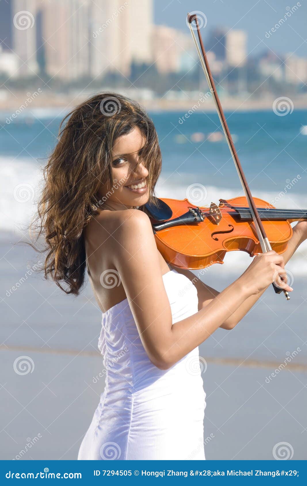 Junger Indischer Violinenspieler Auf Strand Stockbild Bild von