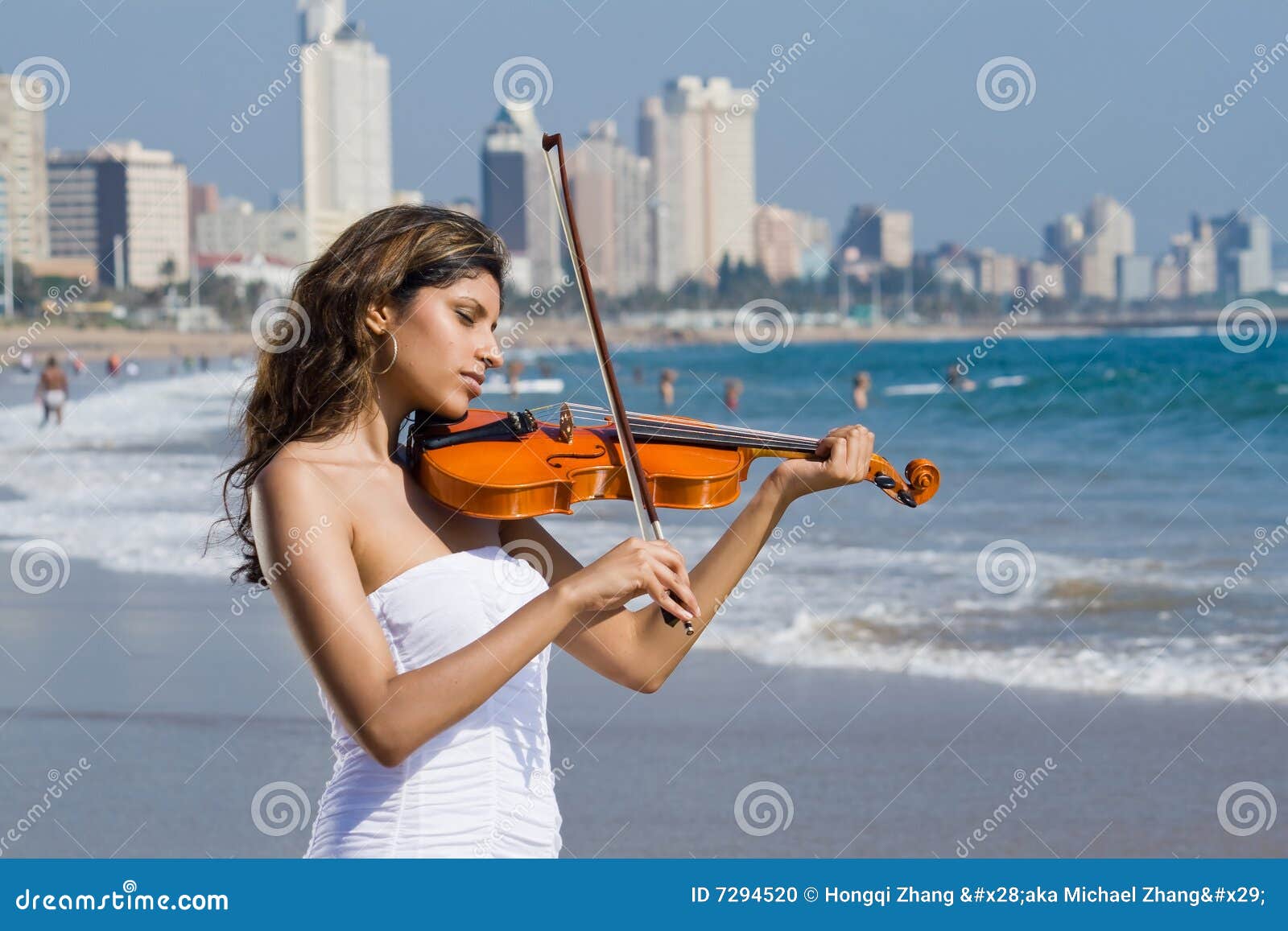 Junger Indischer Violinenspieler Auf Strand Stockfoto Bild von schön