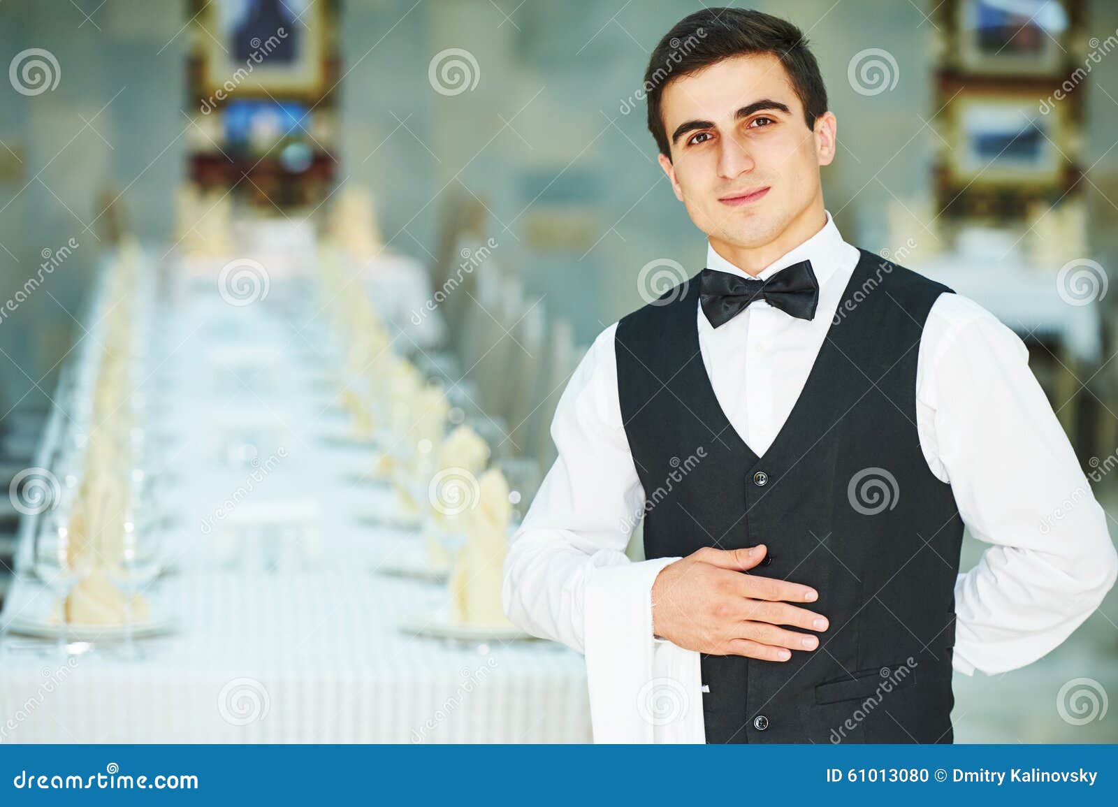 Junger Kellner am Service Im Restaurant Stockfoto Bild von fachmann