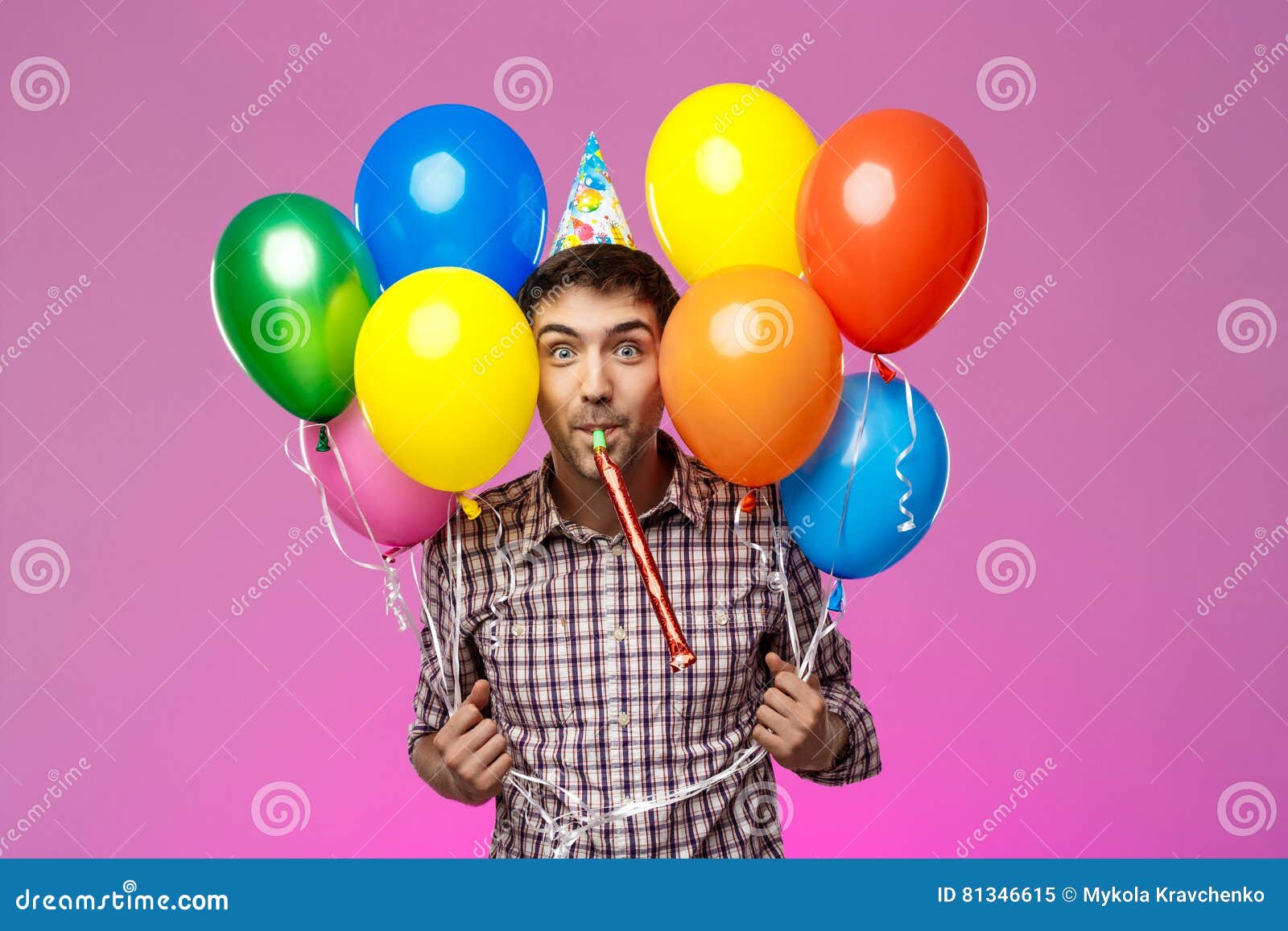 Junger Mann Der Den Geburtstag Bunte Baloons Uber Purpurrotem Hintergrund Halten Feiert Stockbild Bild Von Bunte Uber