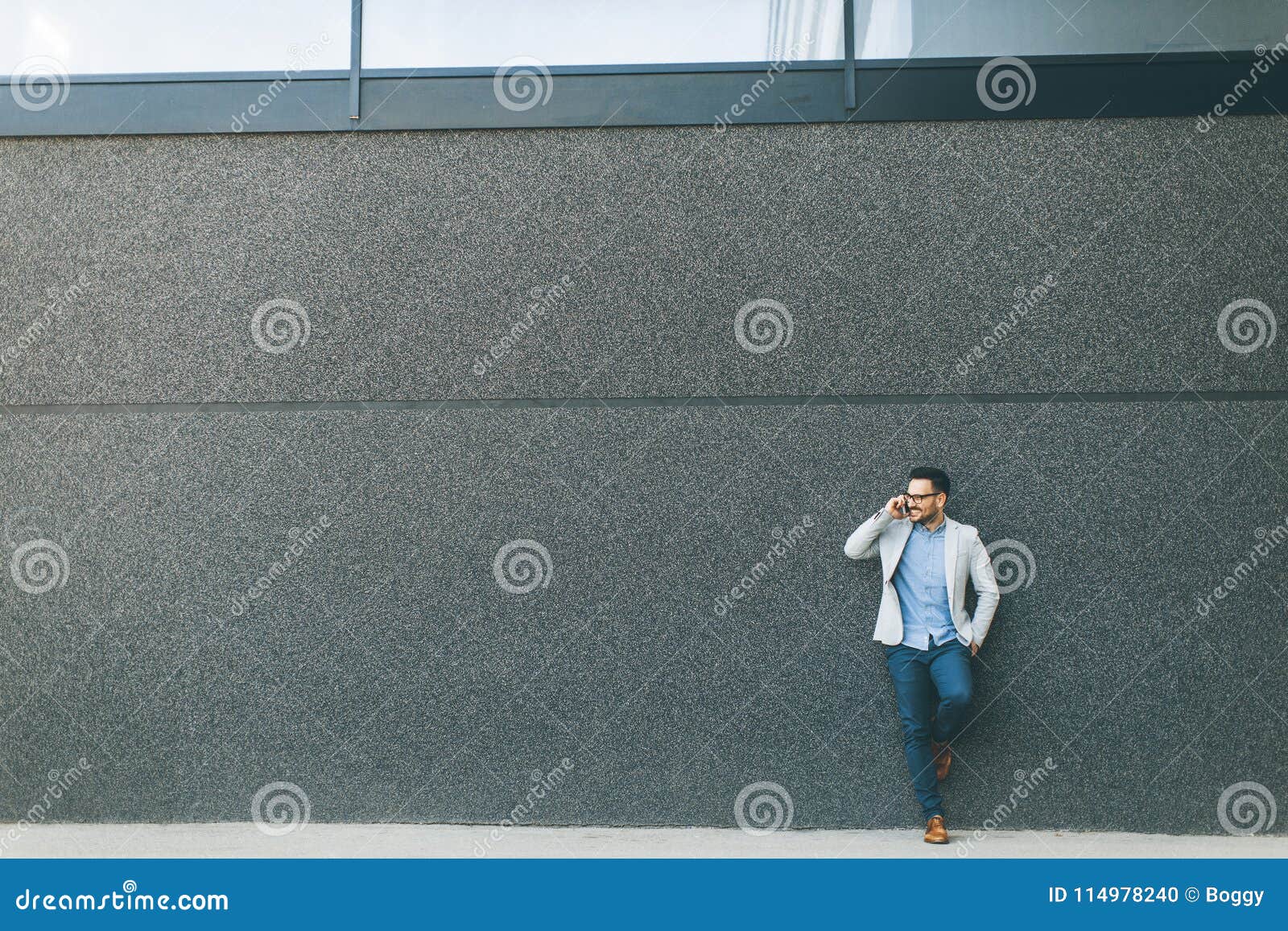 Junge Mann An Der Wand Mit Handy In Der Hand Stockfoto Bild von junge
