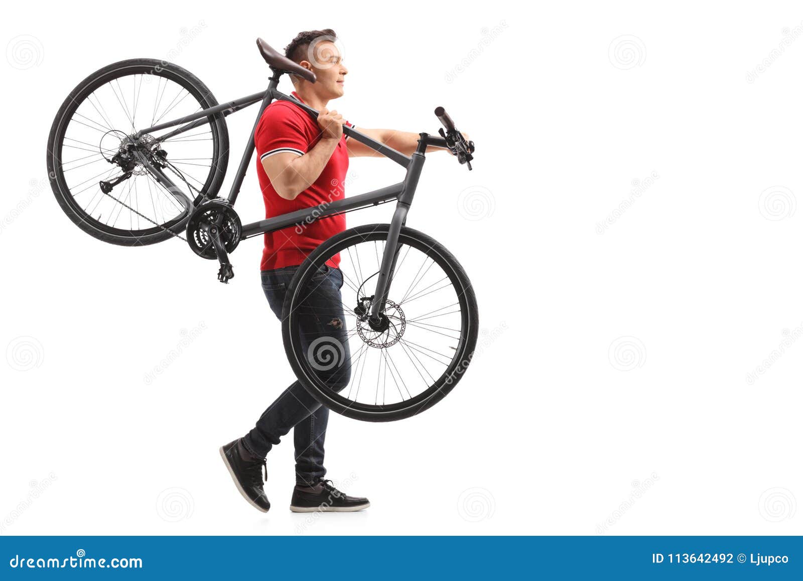 Junger Mann Der Ein Fahrrad Auf Seiner Schulter Tragt Stockfoto Bild Von Fahrrad Junger