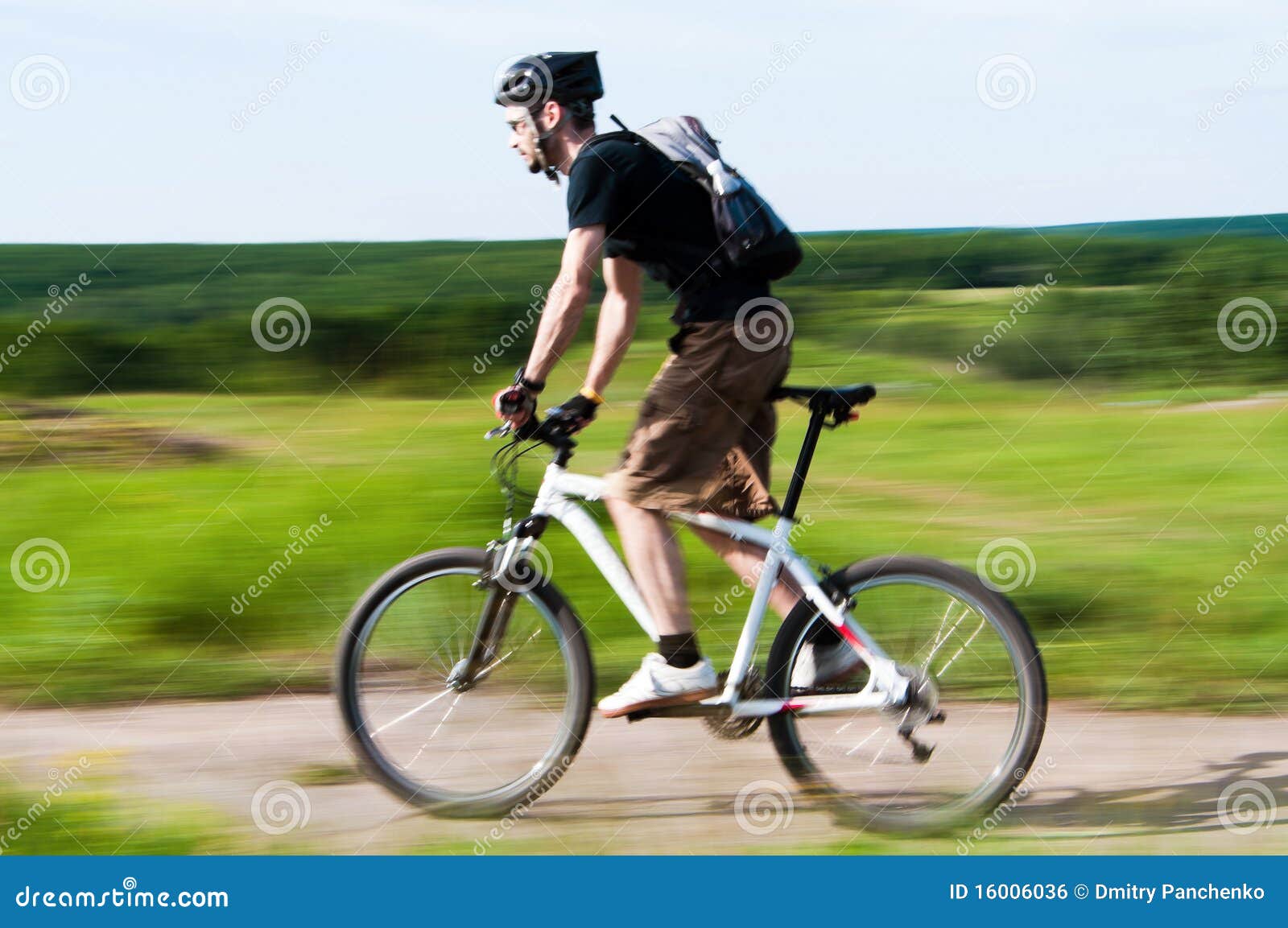 Dieses ist ein junger Mann, der ein Gebirgsfahrrad reitet