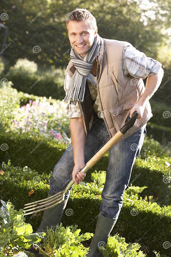 Junger Mann, Der Im Garten Arbeitet Stockfoto Bild von jung, kamera