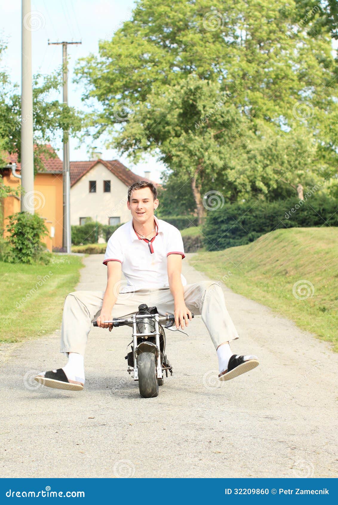 Junger Mann, Der Kleines Motorrad Reitet Stockfoto - Bild von haus