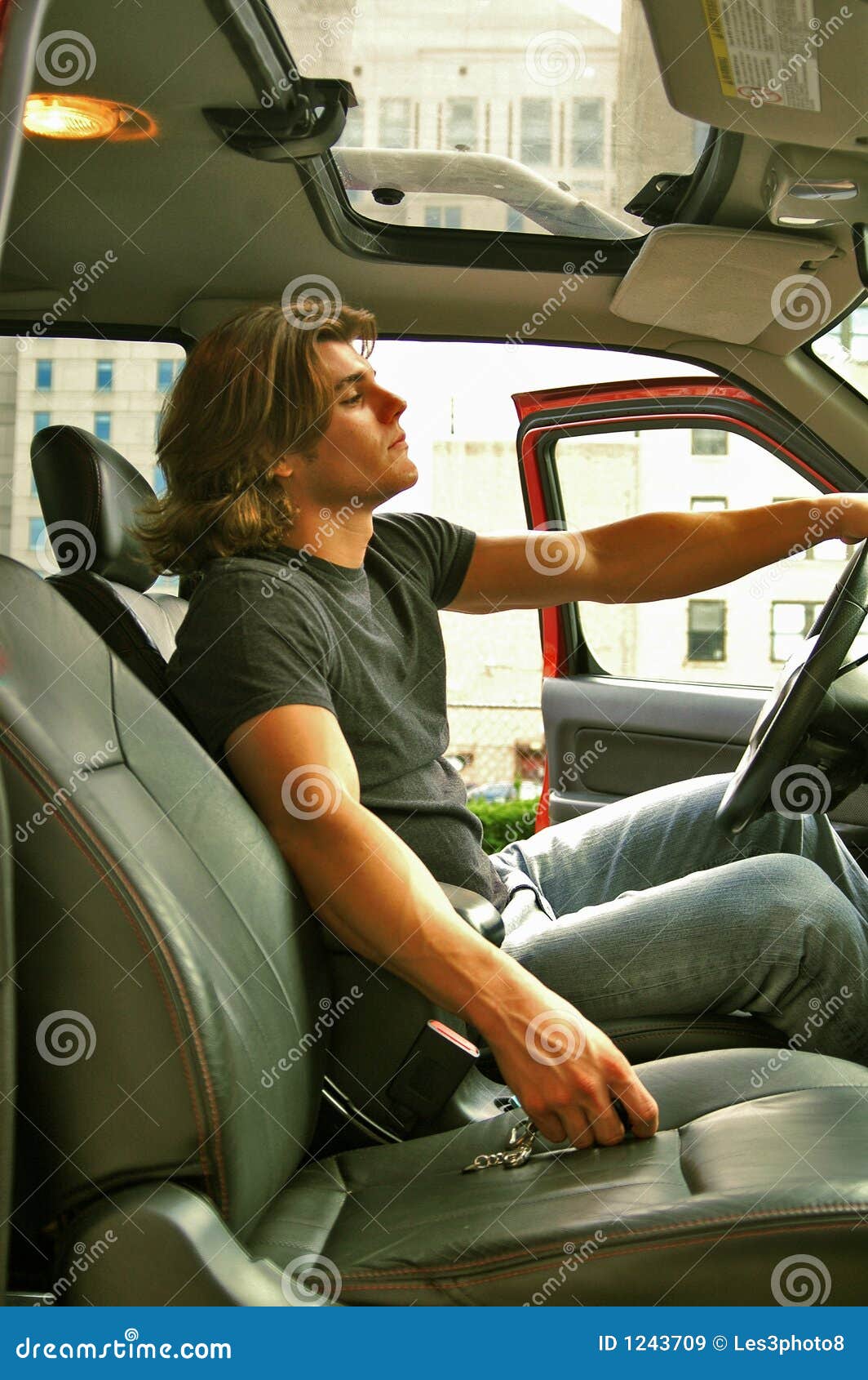 Junger Mann Innen in Ist Ihm Auto Stockbild - Bild von laufwerk, schatten:  1243709