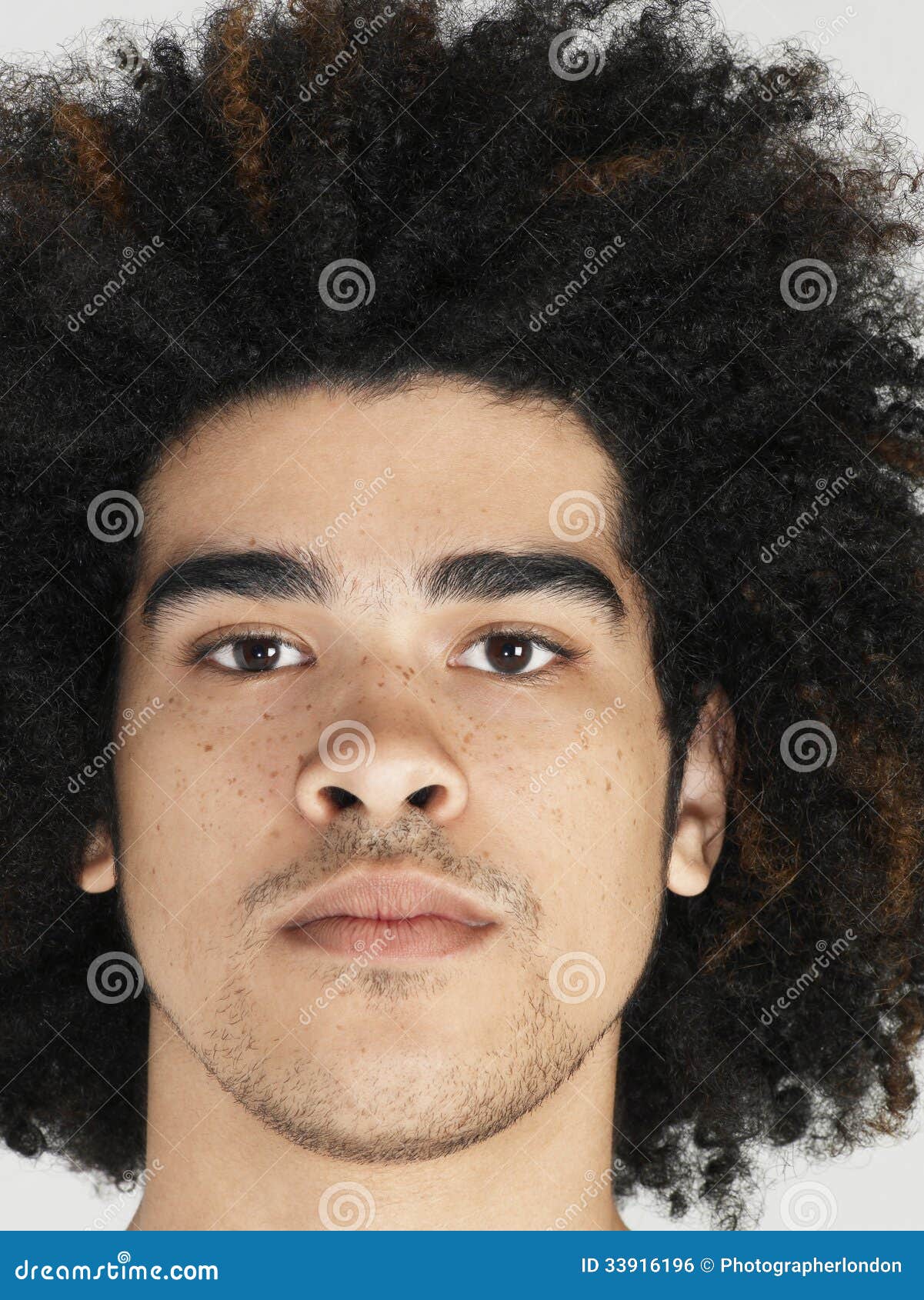 Junger Mann Mit Afro-Frisur Lizenzfreies Stockbild - Bild: 33916196