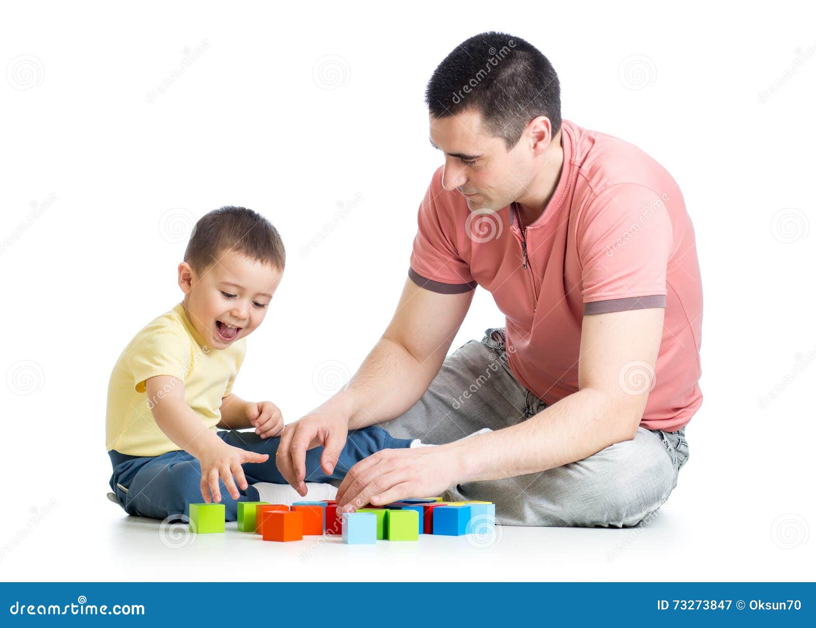 Мальчики играют папу и маму