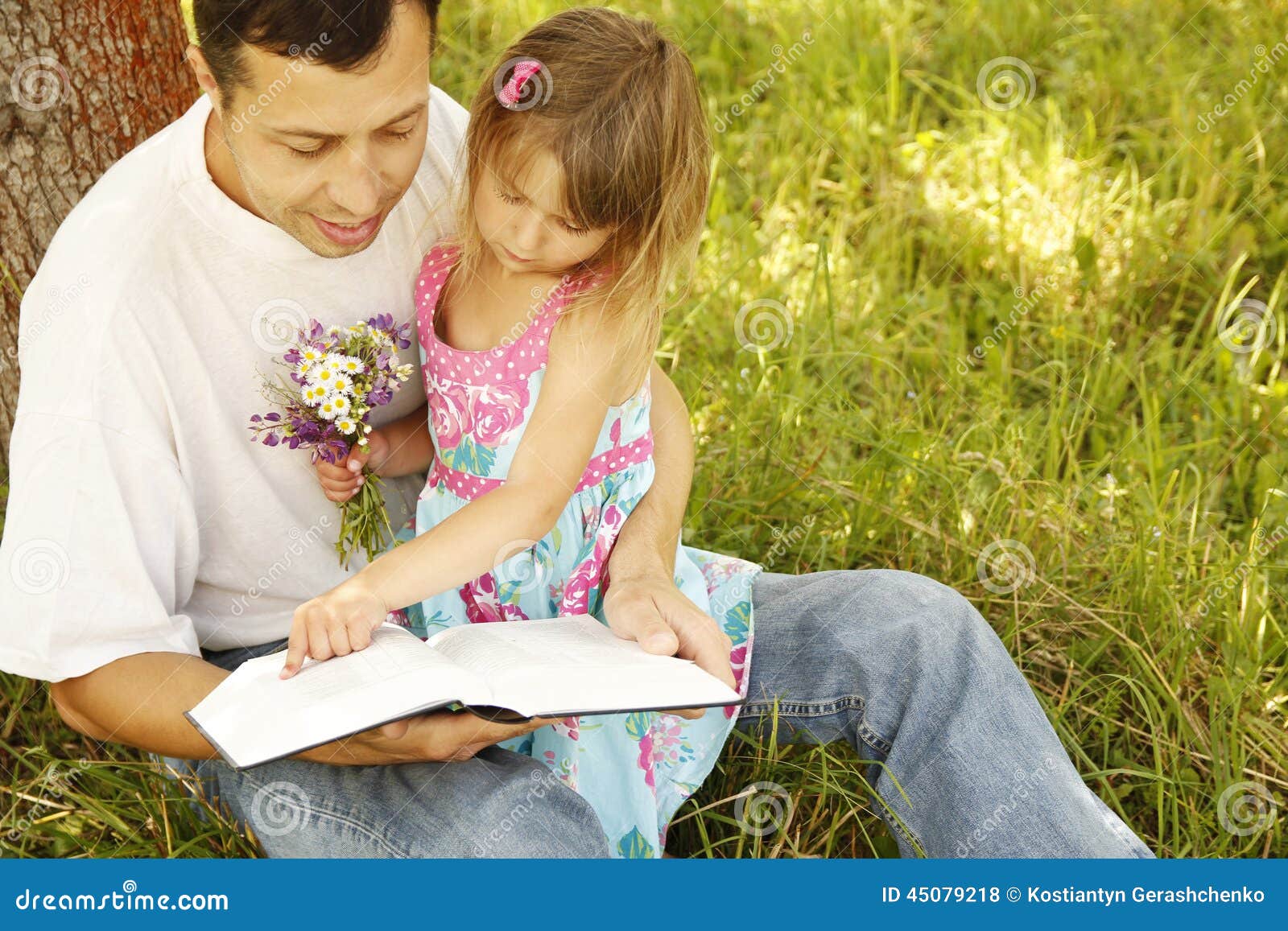 Будь моей семьей читать. Папа с дочкой читают Библию. Дети читают Библию. Семья в весенним саду читает Библию. Семья читает Библию фото.