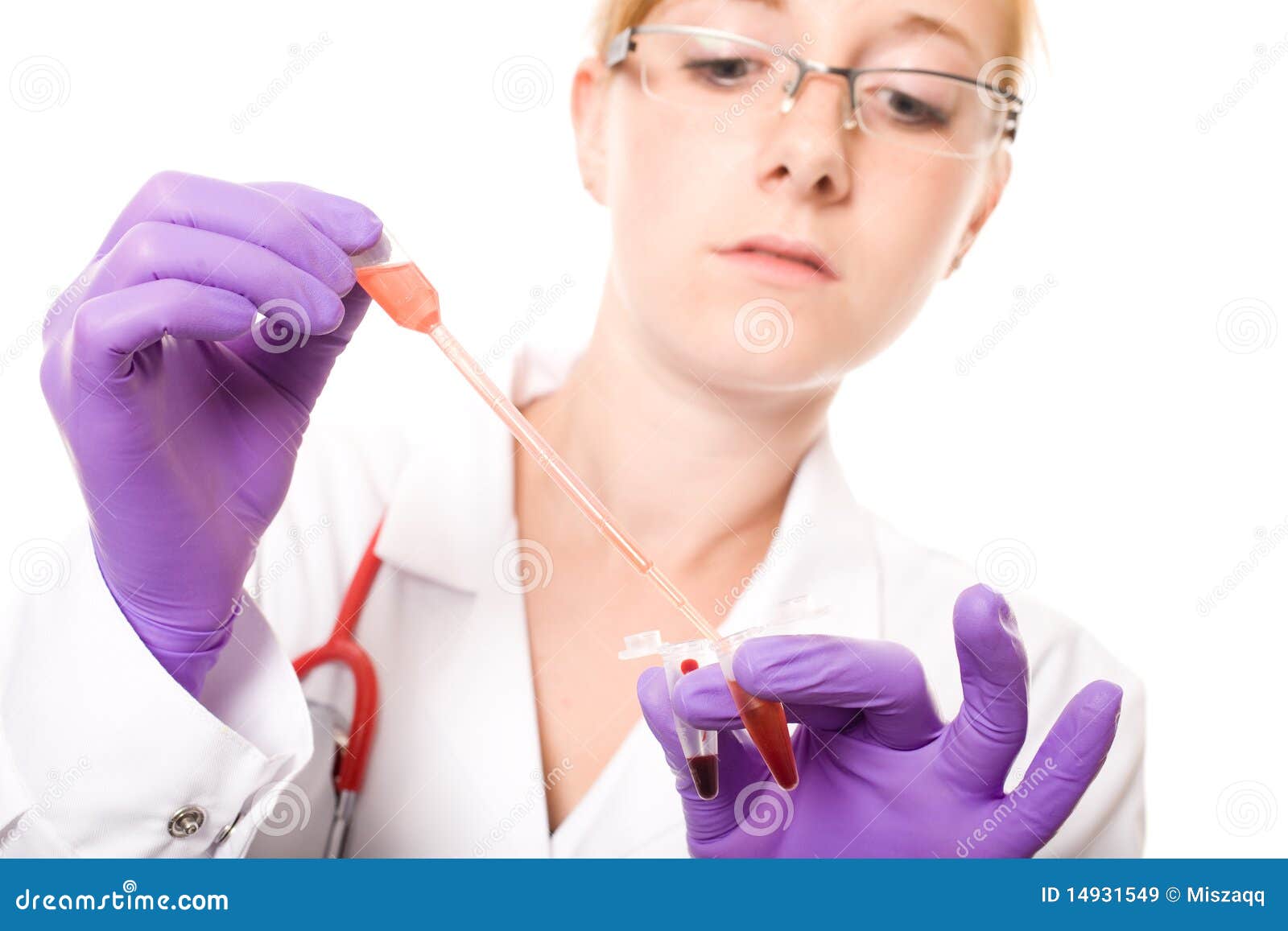 Врач определяющий заболевания. Лаборант берет кровь.