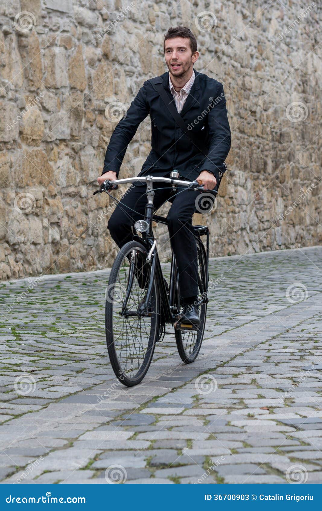 Junger zufälliger Geschäftsmann, der sein Fahrrad reitet. Offene Gefangennahme eines jungen zufälligen Geschäftsmannes, der sein Fahrrad in der Stadt reitet