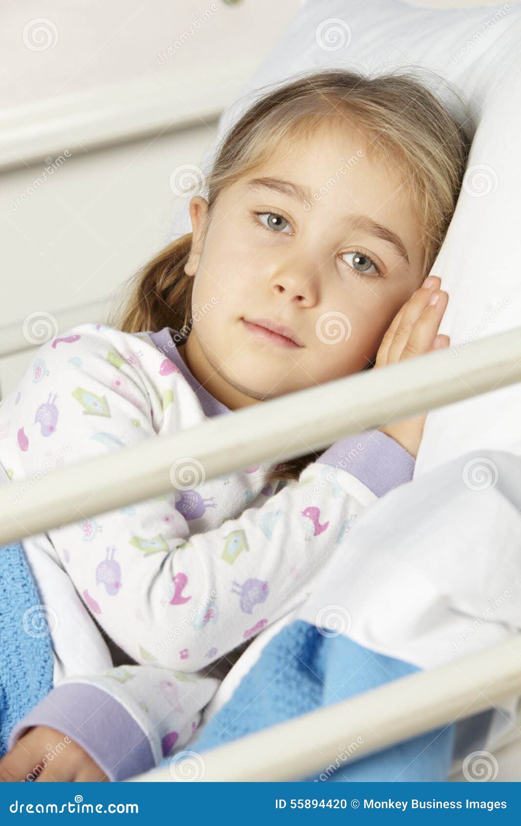Junges Mädchen, Das Im Krankenhaus-Bett Stillsteht 