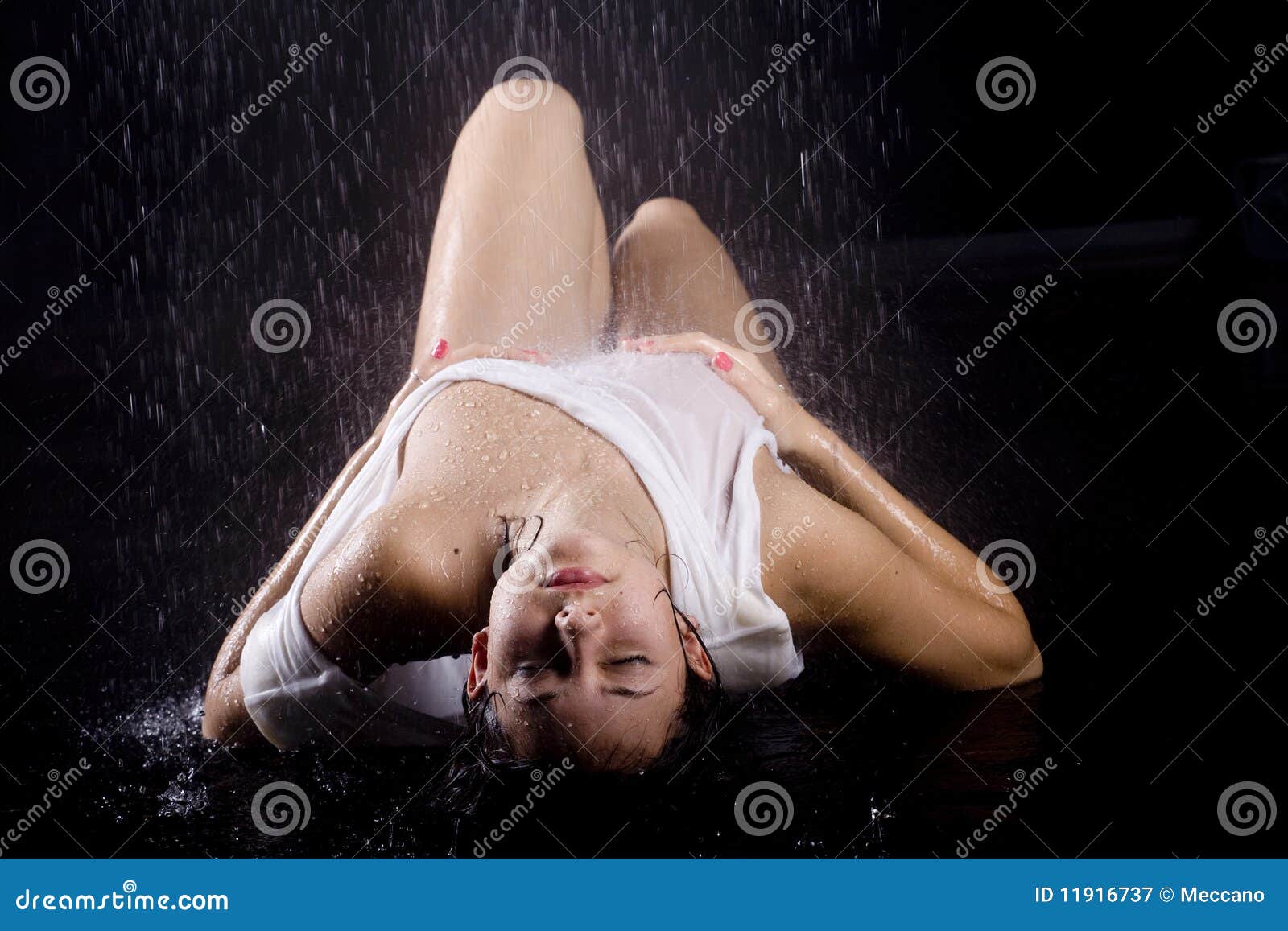 Girl mit Riesenbusen unter der Dusche