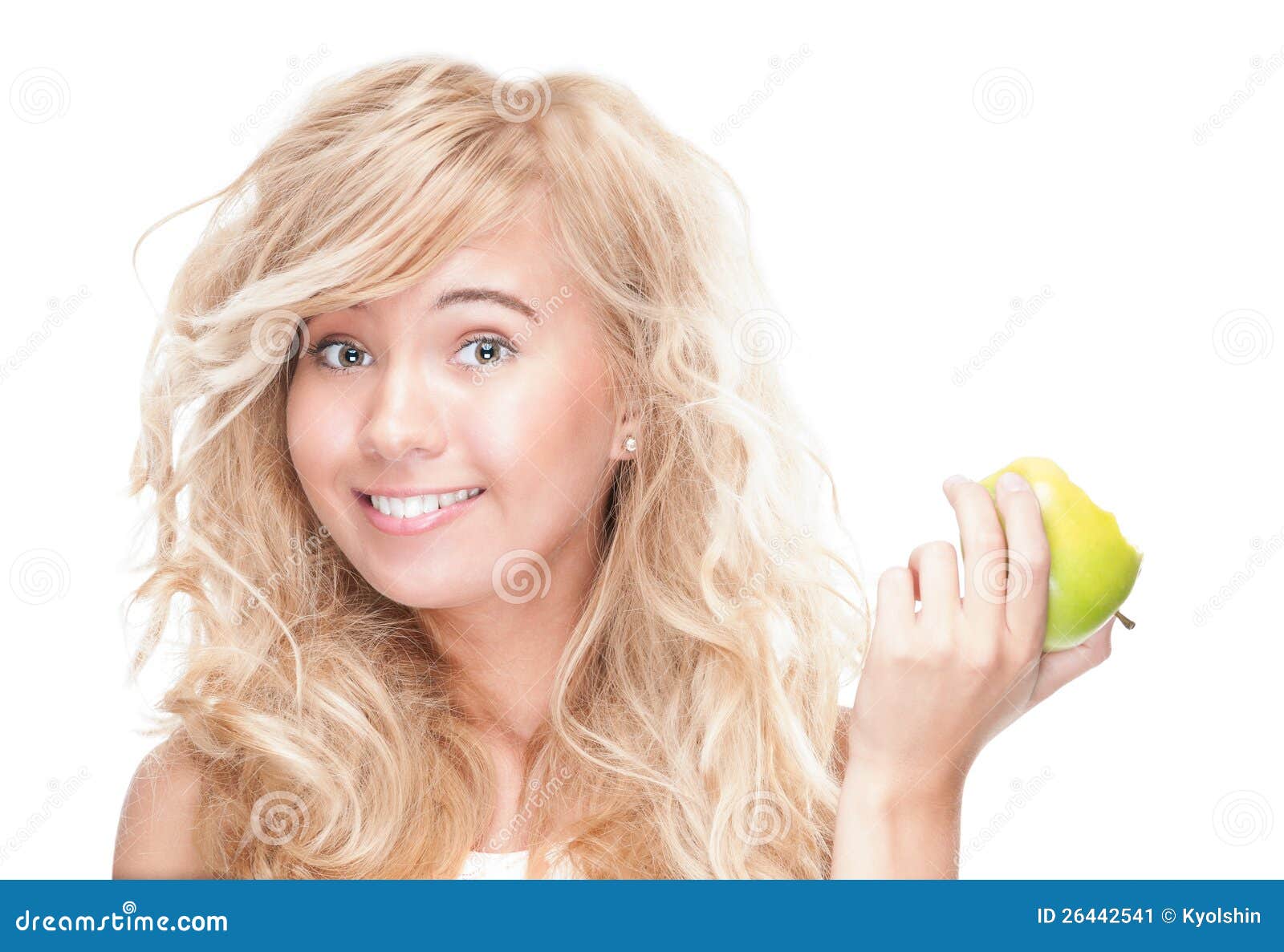 Junges Mädchen, das grünen Apfel auf weißem Hintergrund isst. Schöne Frau, die grünen Apfel kaut. Junges Mädchen, das frische Frucht anhält. Baumuster getrennt auf weißem Hintergrund. Beweggrund für Diät und gesunden Lebensstil. Positive Person mit glücklichem Gesichtsausdruck.