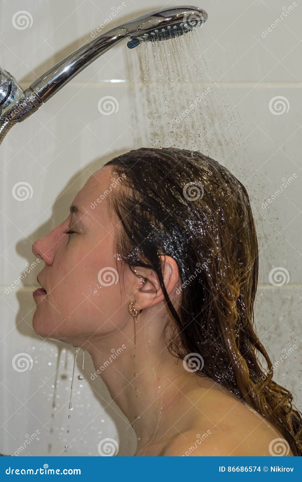 Mädchen beim duschen