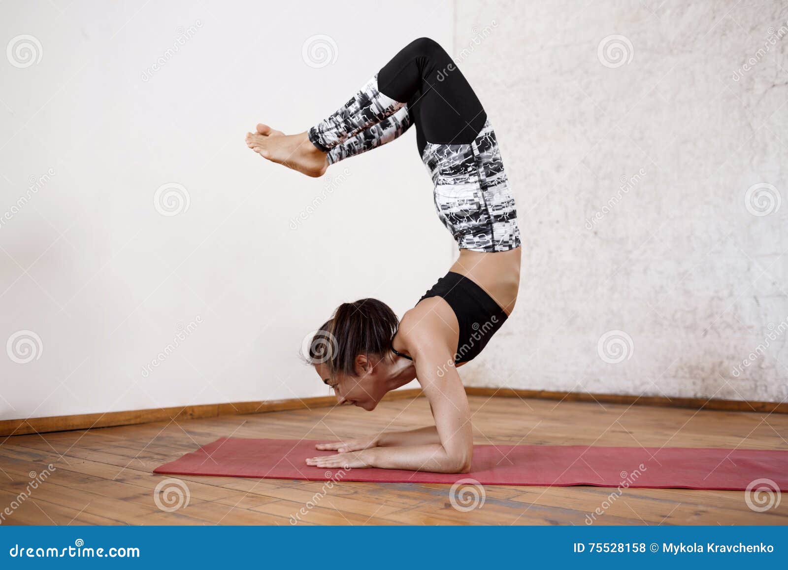 nackt madchen tut einen handstand