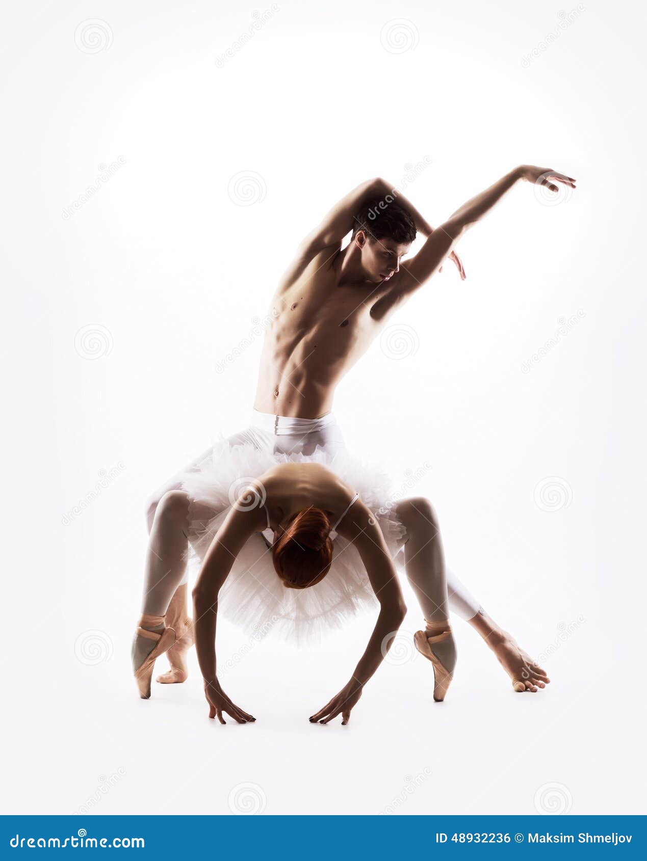 Junges und sexy Ballettpaartanzen. Paare von jungen und sportlichen Balletttänzern in einer klassischen Leistung Bild genommen auf einem hellen Hintergrund