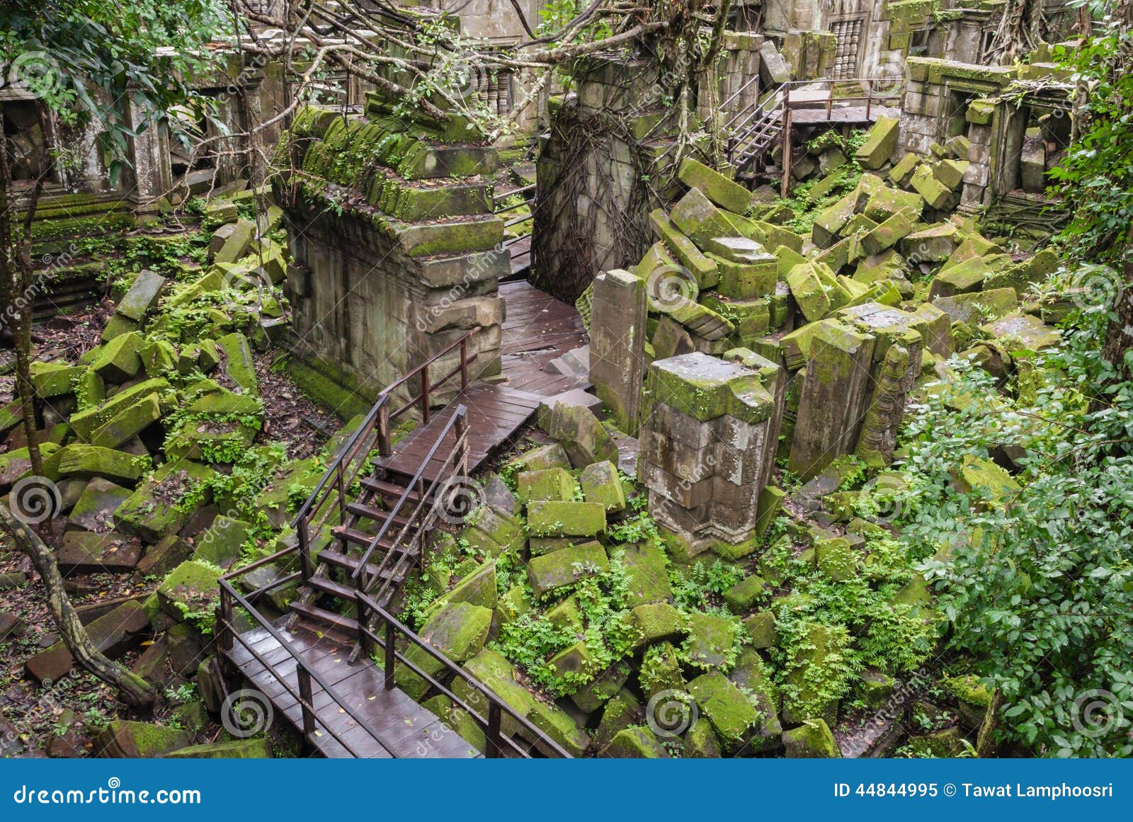 Jungle Temple RoyaltyFree Stock Photography 44844995