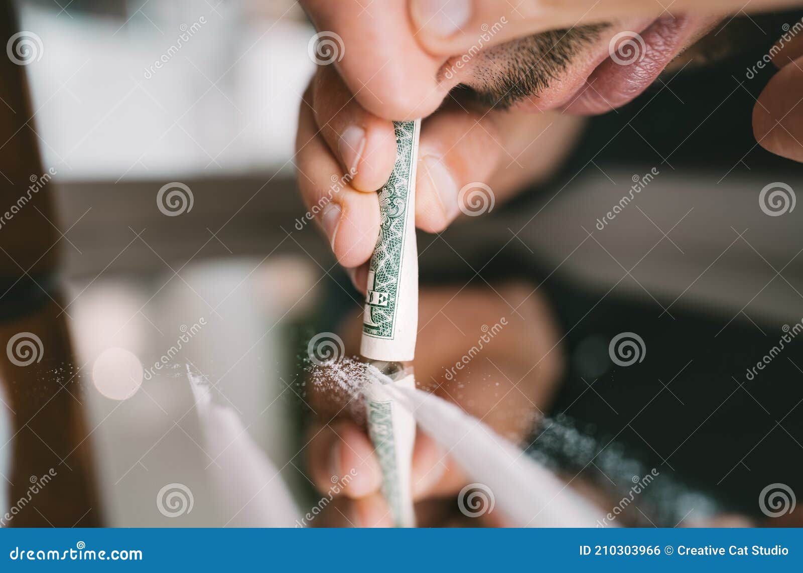 Junkie Man Sniffer Ou Sniffer Des Lignes De Cocaïne Sur Le Miroir à Travers  Le Billet Roulé. Style De Vie Préjudiciable. Mauvaises Photo stock - Image  du adulte, hantise: 210303966