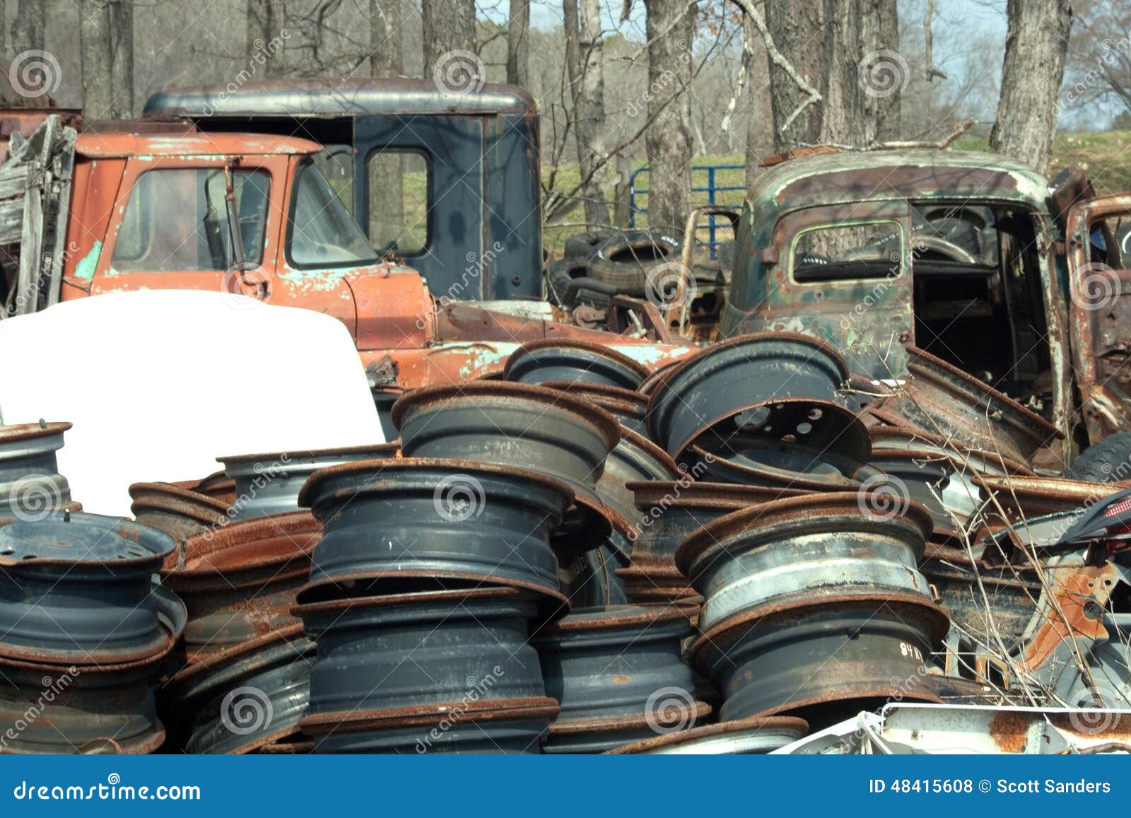 Junkyard stock foto. Image of verworpen, troep, afval 48415608