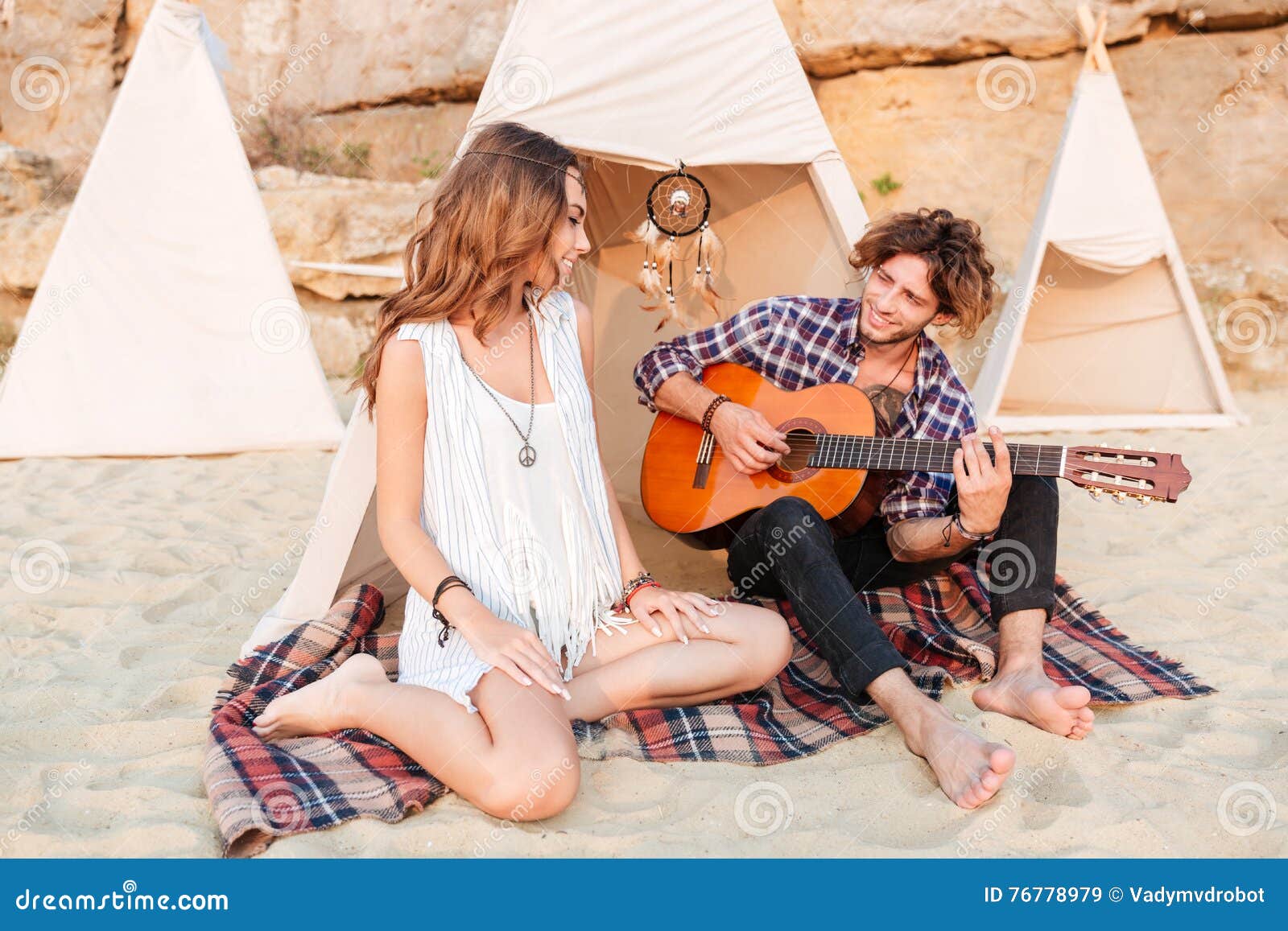 https://thumbs.dreamstime.com/z/junte-la-relajaci%C3%B3n-y-tocar-de-la-guitarra-en-tienda-india-en-la-playa-76778979.jpg