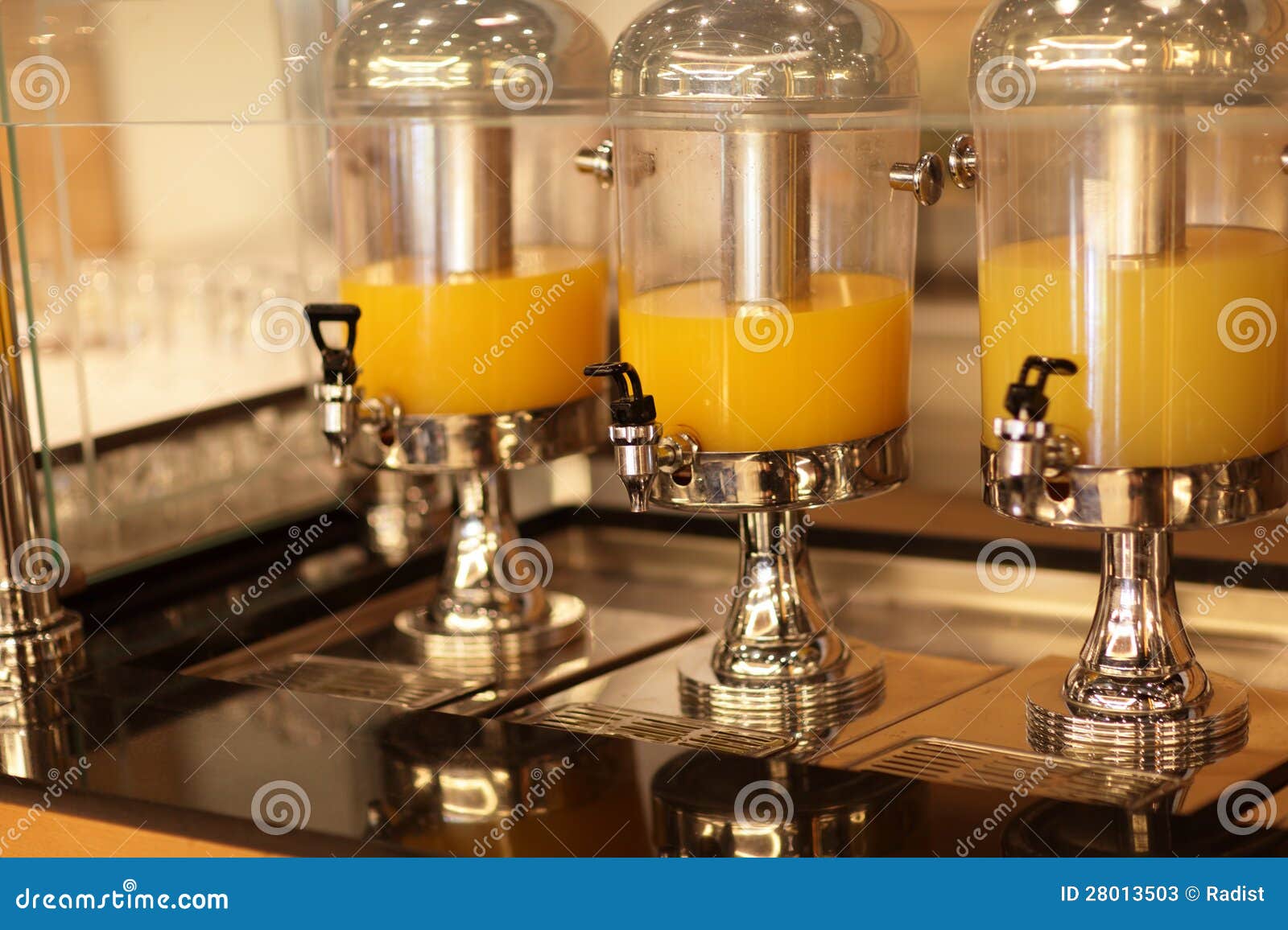 Jus d'orange in container stock afbeelding. Image of restaurant 28013503