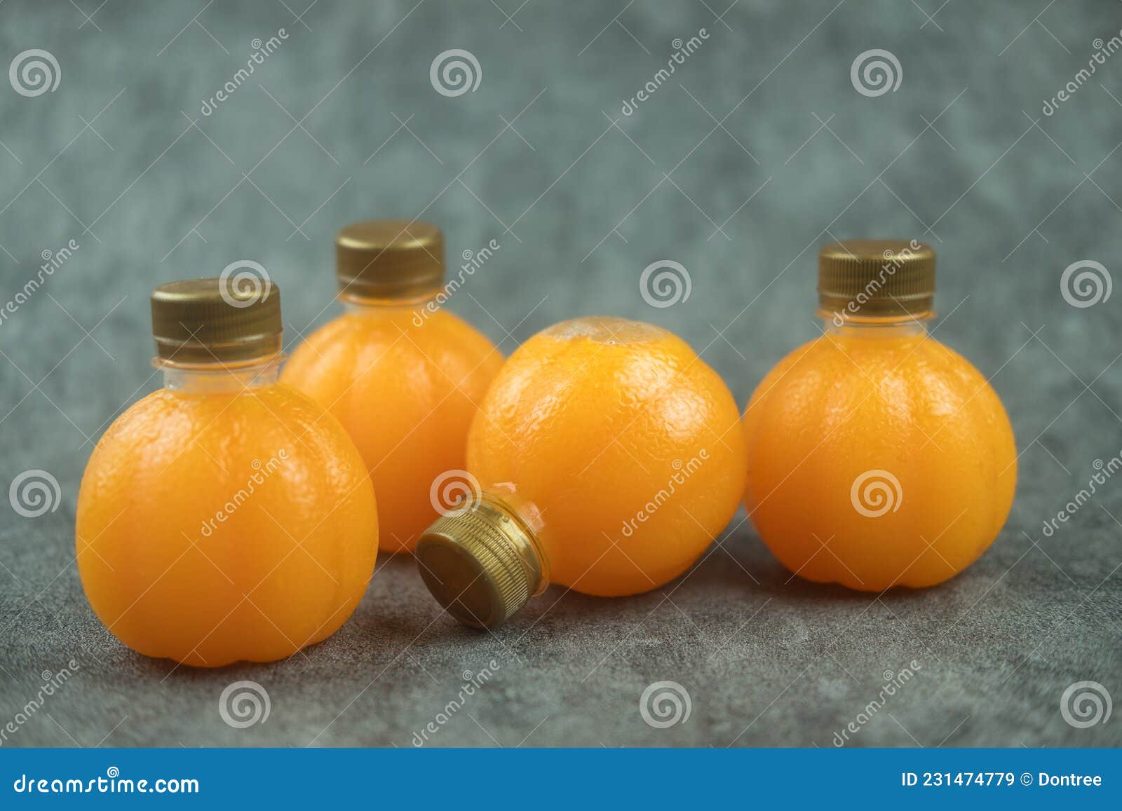 Jus D'orange Frais Dans Une Petite Bouteille En Plastique Orange Avec  Couvercle or Image stock - Image du concept, conception: 231474779