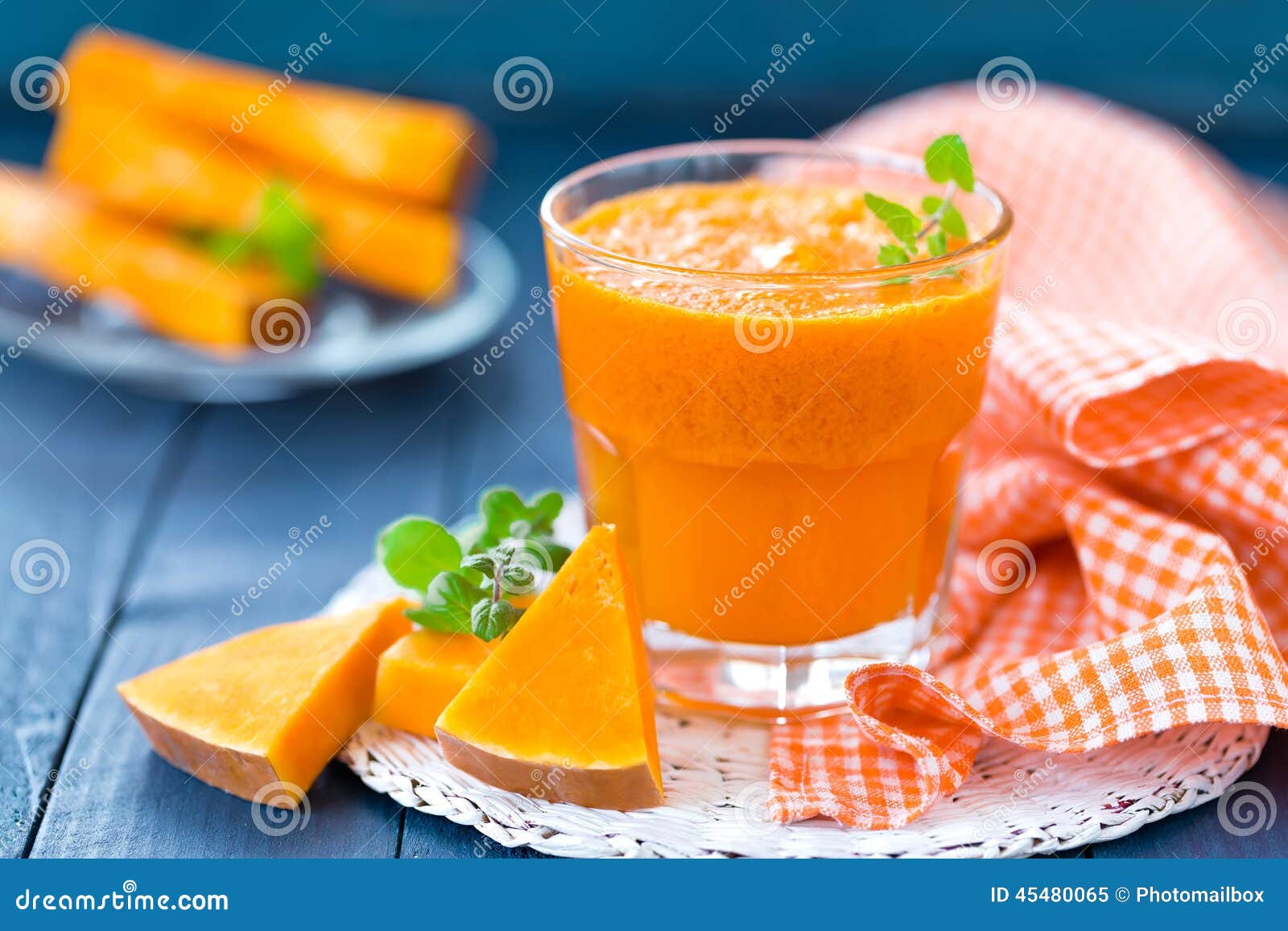 Jus de potiron dans un verre et un légume frais