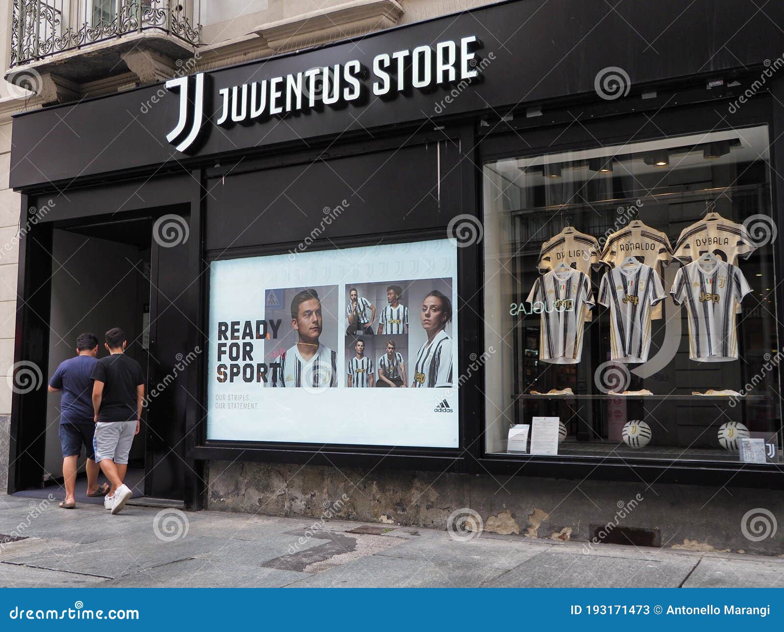 aire Intensivo período Juventus Fc El Equipo Italiano De Fútbol Presenta El Nuevo Diseño Jersey De  Adidas Para La Próxima Temporada En La Tienda De Bande Foto de archivo  editorial - Imagen de indicador, juego: