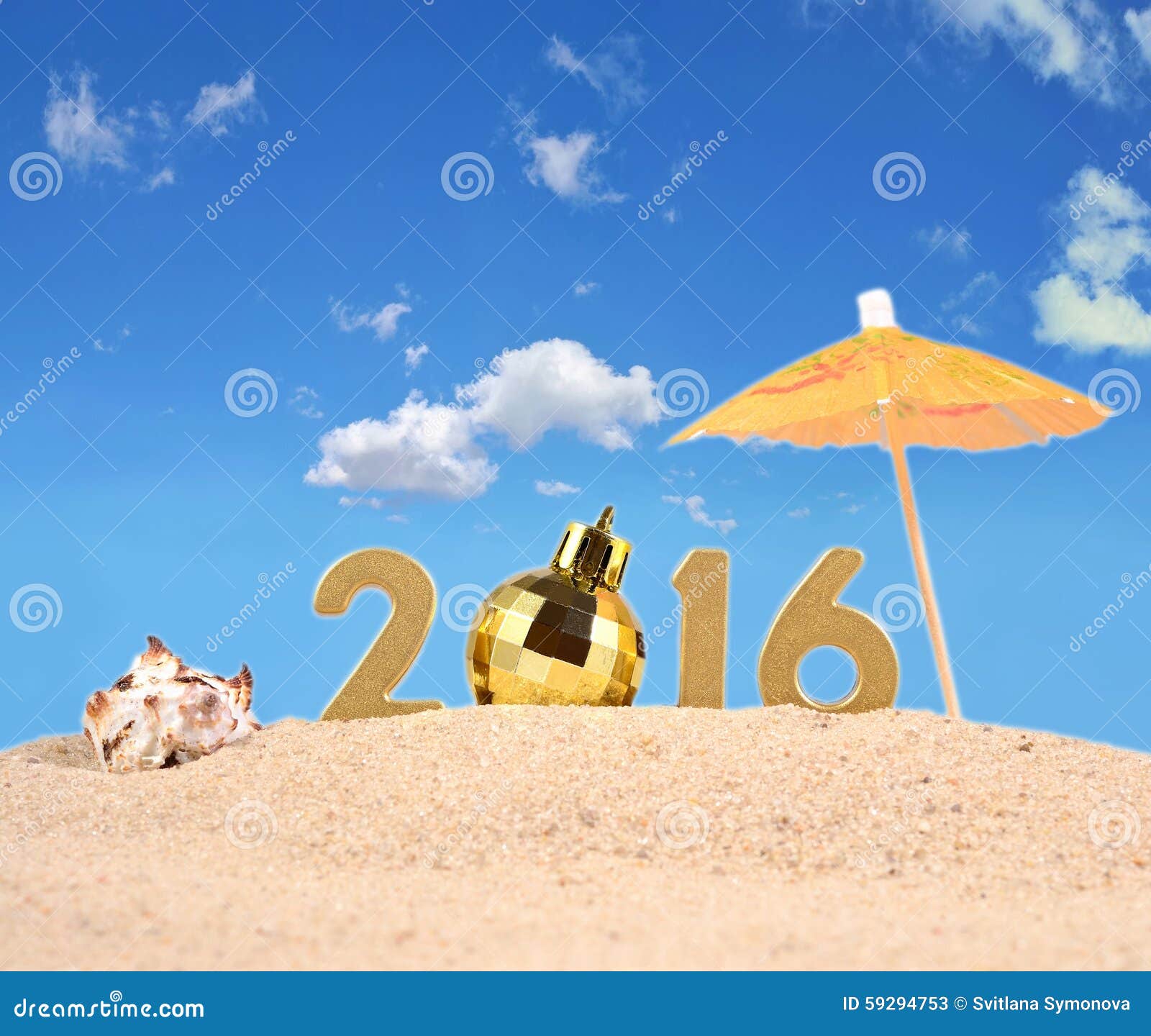 2016-jährige goldene Zahlen auf einem Strandsand. 2016-jähriges goldenes figuresl auf einem Strandsand gegen den blauen Himmel