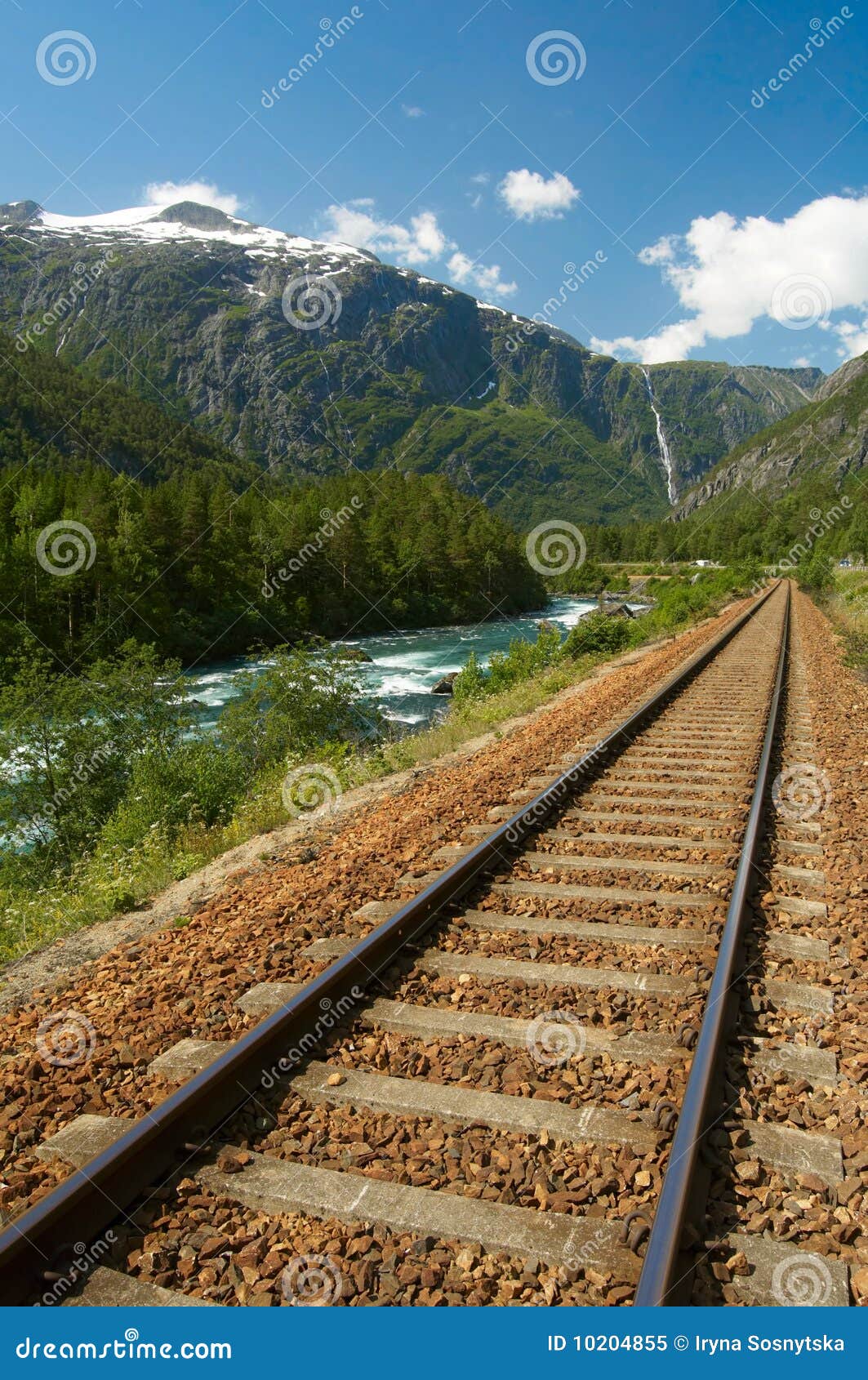 Järnväg i bergen på solig dag