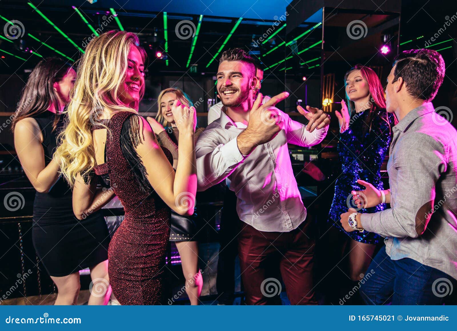 Jóvenes Bailando En Discoteca Imagen De Archivo Imagen De Extracto