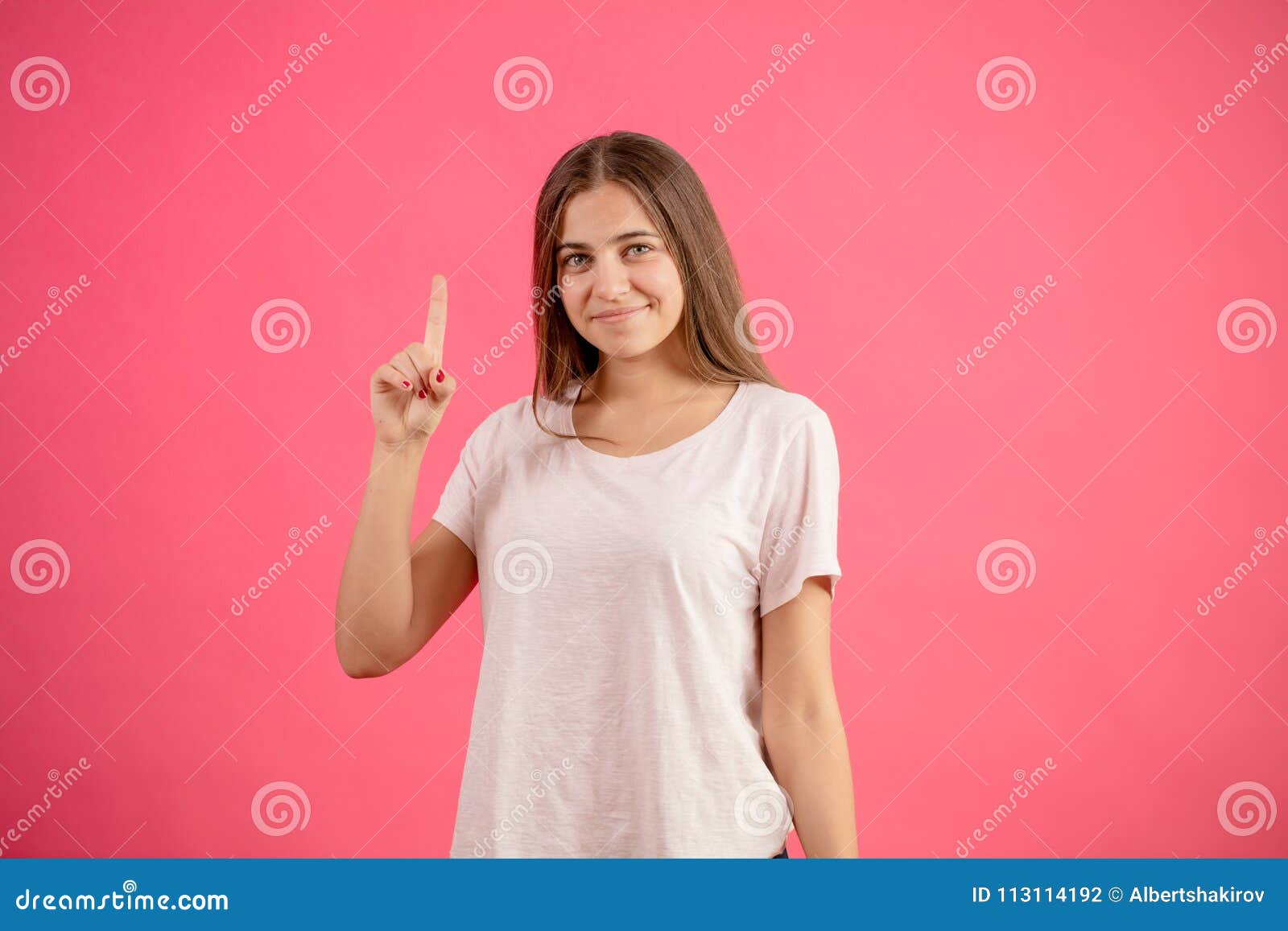 Jóvenes bastante femeninos aumentando su dedo índice para arriba Profesor agradable prevención alerta gesto admonitorio