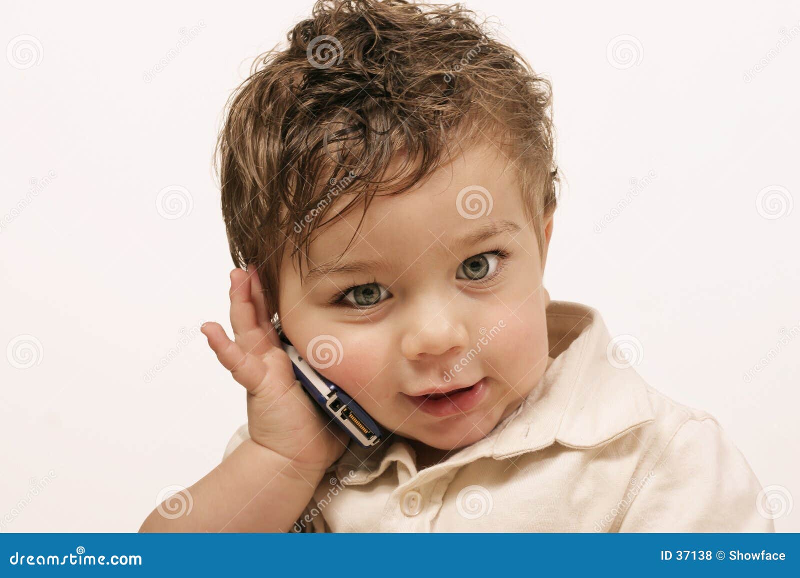 Jüngeres mit Mobiltelefon. Mit Mama, Vati, Großmutter, usw. sprechen?.<b><a style="color:green" href="http://www.dreamstime.com/search.php?do_action=search&srh_field=ltkidspics&sortcriteria=8">Stöbern Sie mehr meines KinderPics durch</a></b>