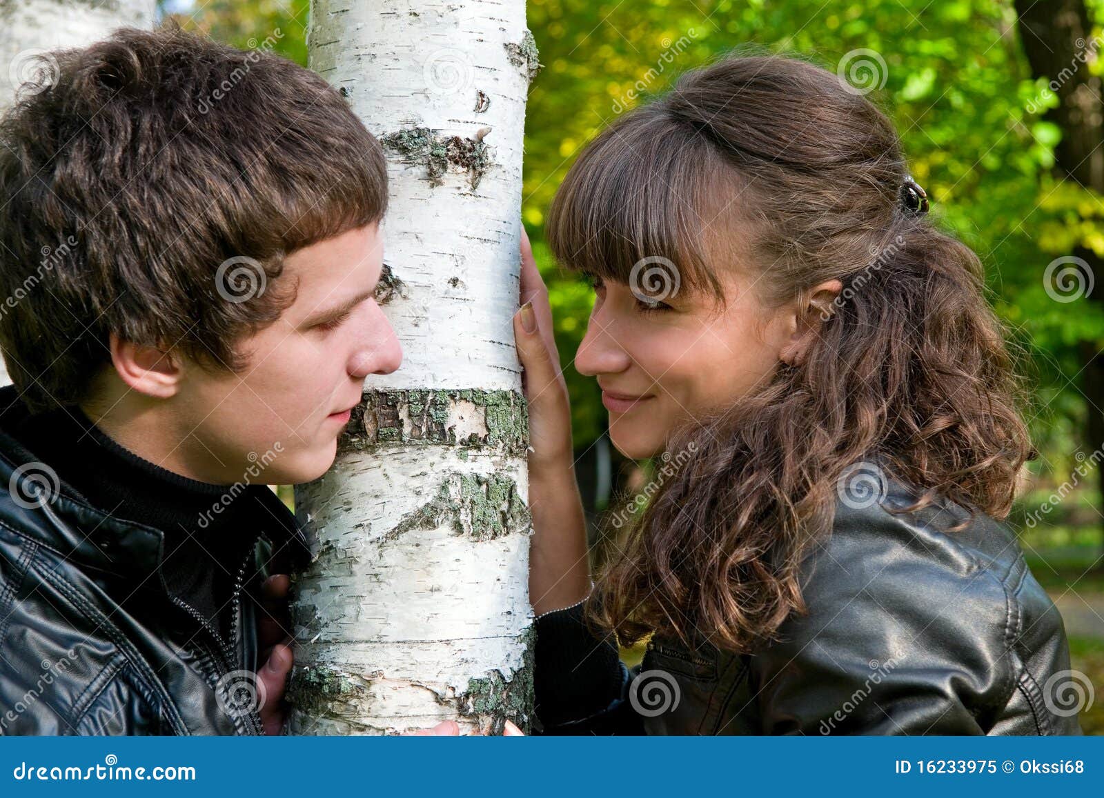 Мальчик березка. Обнимает березу. Парень обнимает березу. Пара в Березовом лесу. Мужчина и женщина под березой.