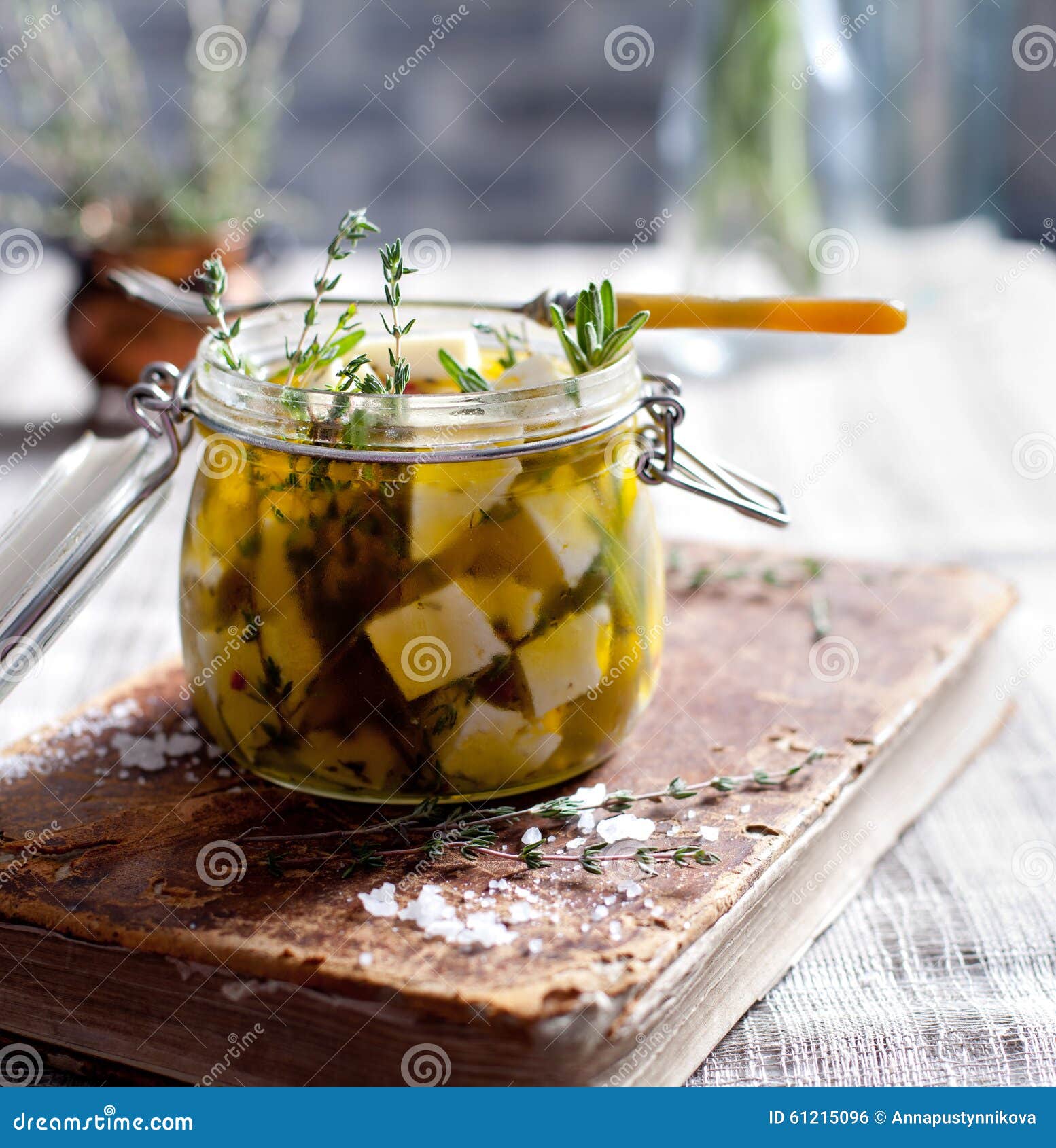 Käse Mariniert Im Olivenöl Mit Kräutern Stockfoto - Bild von vorgewählt ...