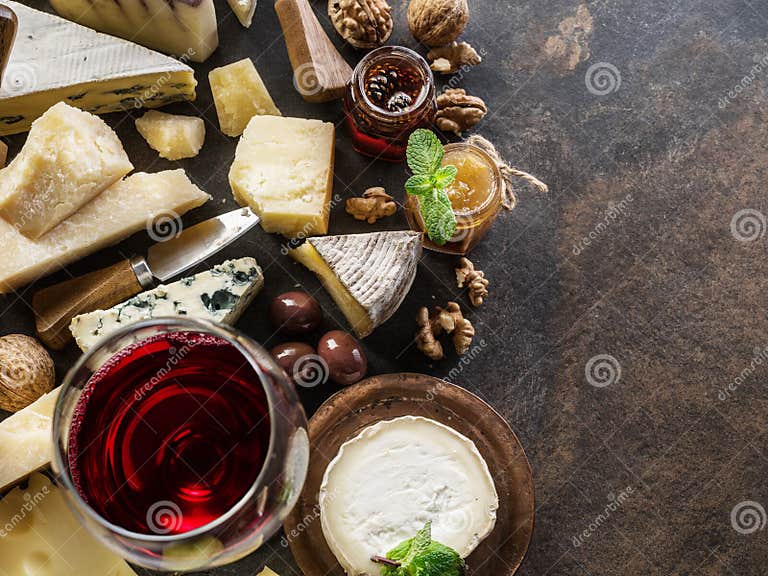 Käseplatte Mit Organischem Käse, Obst, Nüssen Und Wein Auf Steinboden ...