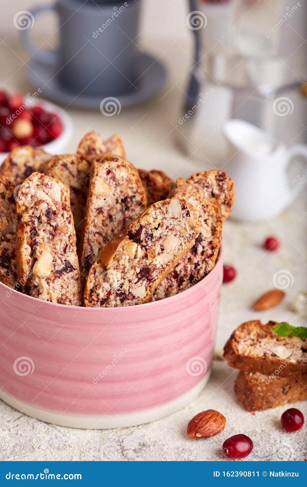 Köstliche, Hausgemachte Biscotti Mit Mandeln, Walnüssen Und Cranberry ...