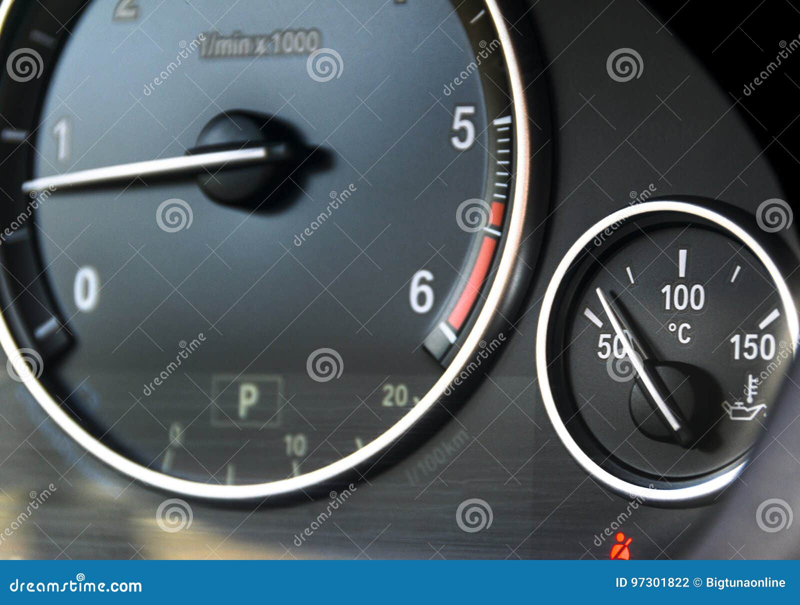 https://thumbs.dreamstime.com/z/k%C3%BChlfl%C3%BCssigkeits-temperaturanzeige-und-tahometer-auf-einem-auto-s-armaturenbrett-autoinnenraumdetails-weicher-fokus-97301822.jpg