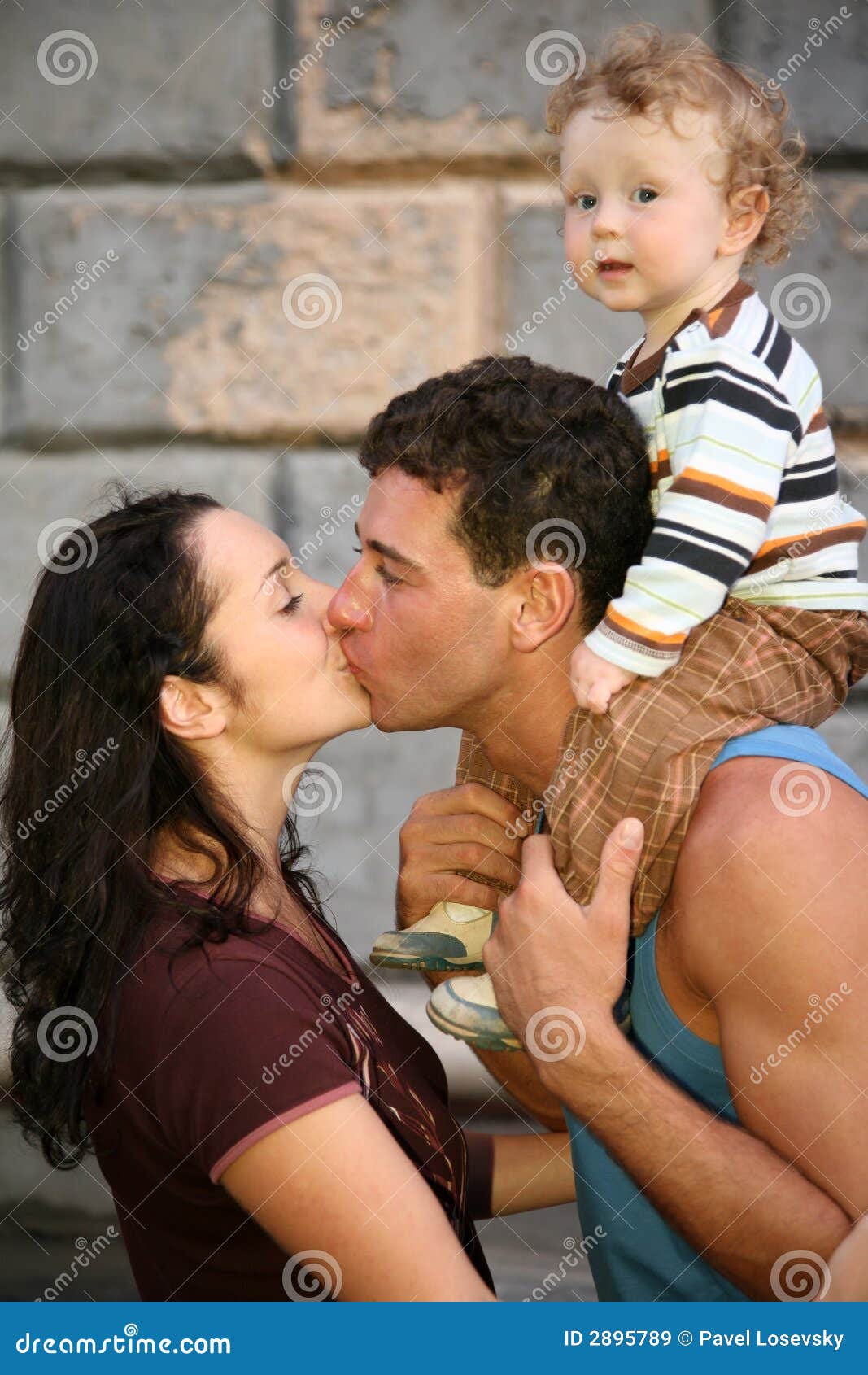 Мама папа поцелуй. Поцелуй при детях. Мама и папа поцелуй. Папа целует маму. Мама и папа целуются.